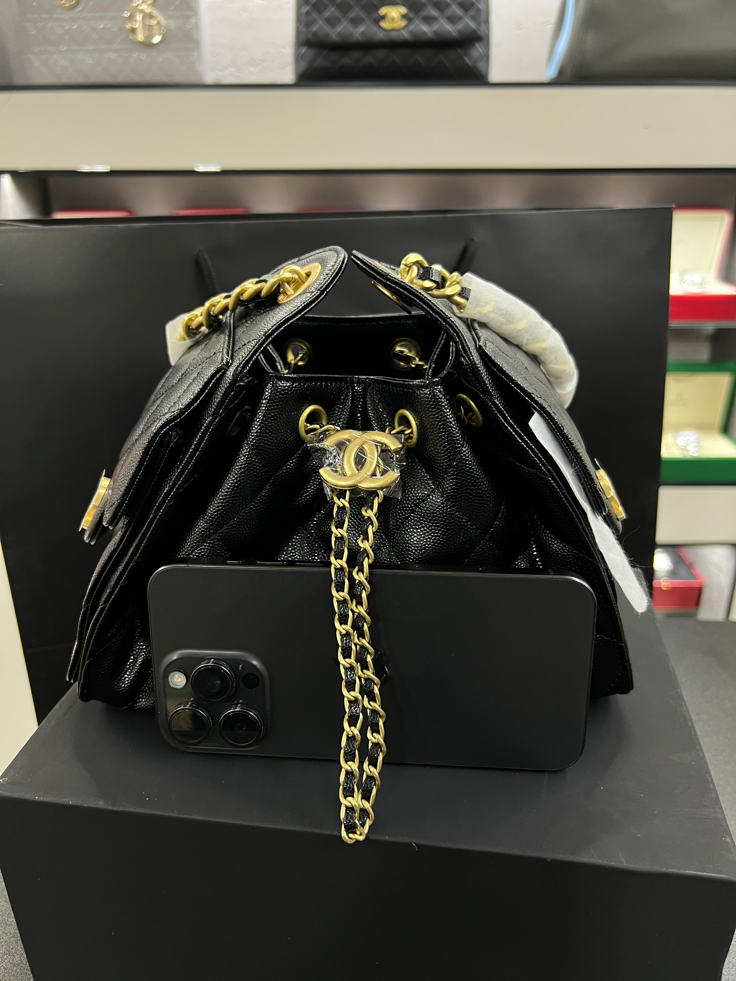 حقيبة هوبو 25 باكت – أسود كافيار
Hobo 25 Bucket Bag – Black Caviar