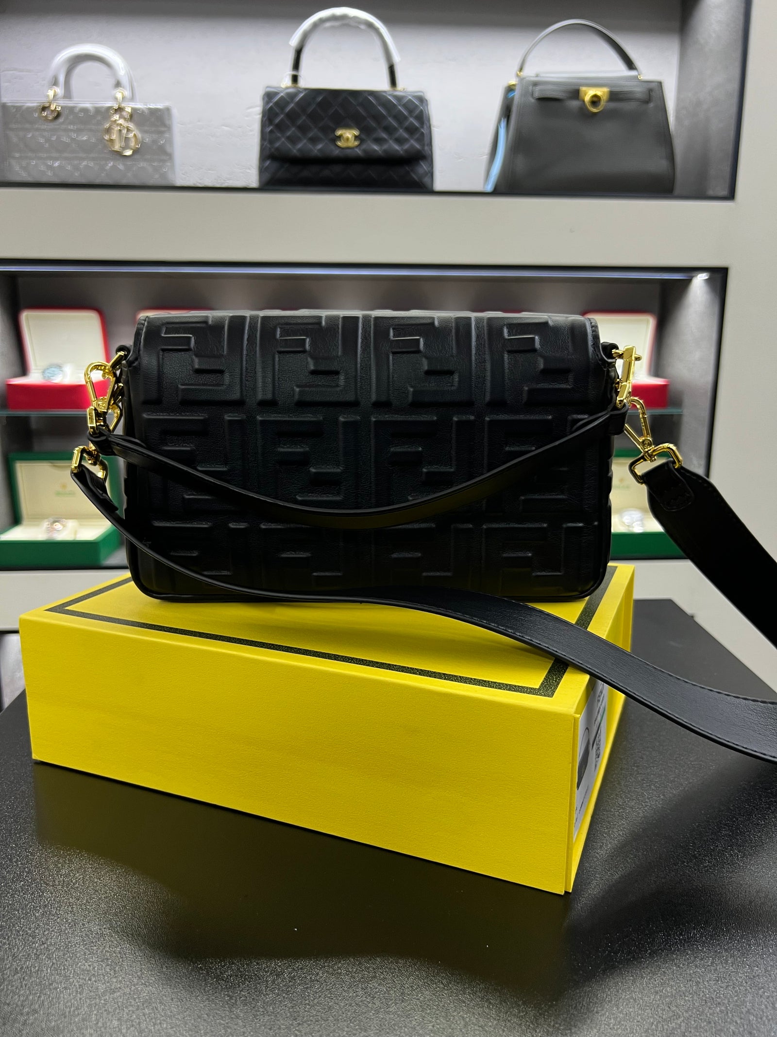 حقيبة باغيت سوداء بنقشة FF بارزة
Baguette Bag – Black Embossed FF