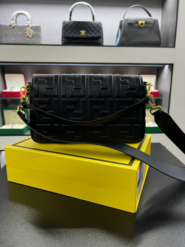 حقيبة باغيت سوداء بنقشة FF بارزة
Baguette Bag – Black Embossed FF