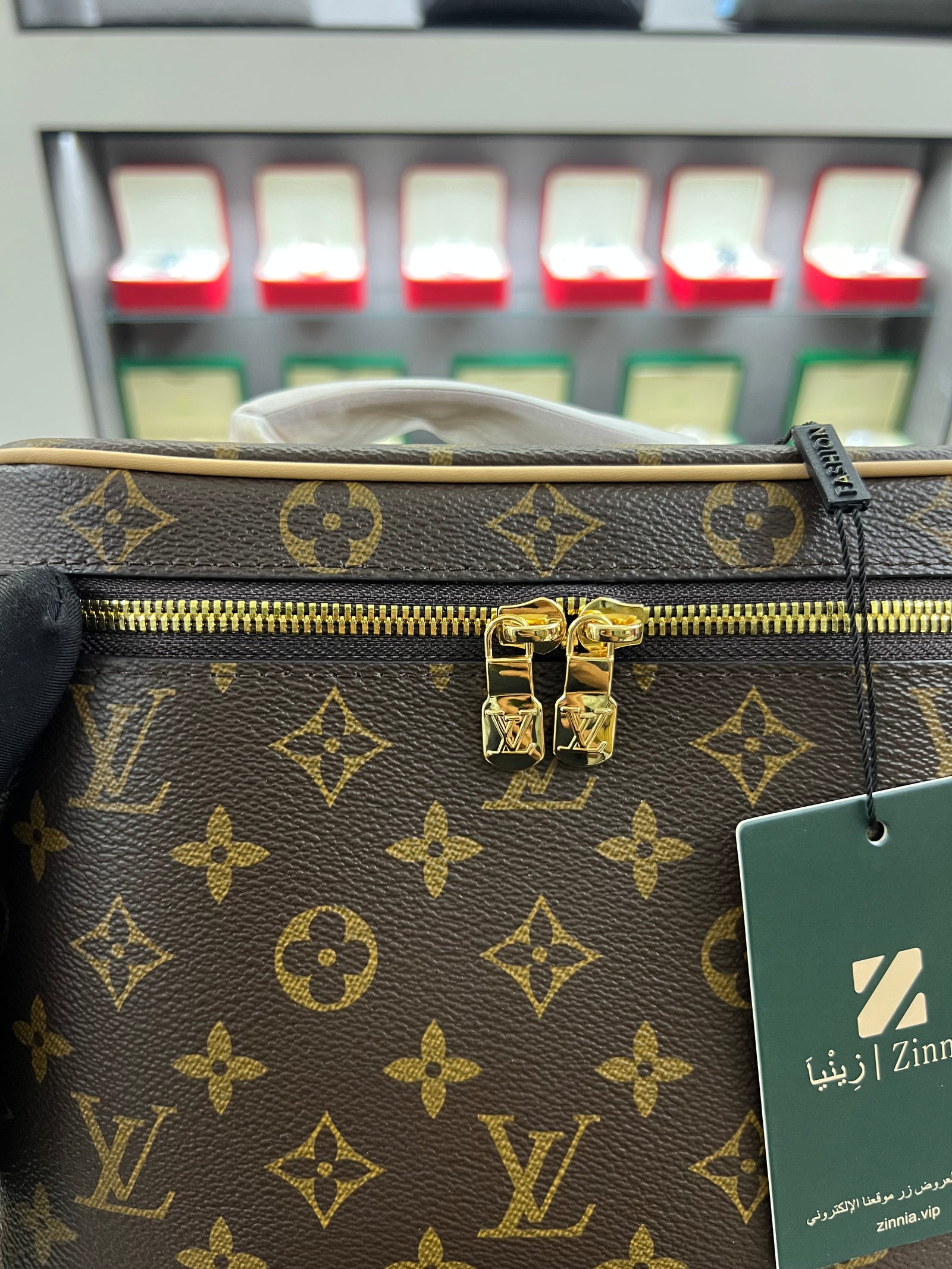 حقيبة نايس فانيتي – مونوجرام للتجميل
Nice Vanity – Monogram Beauty Case