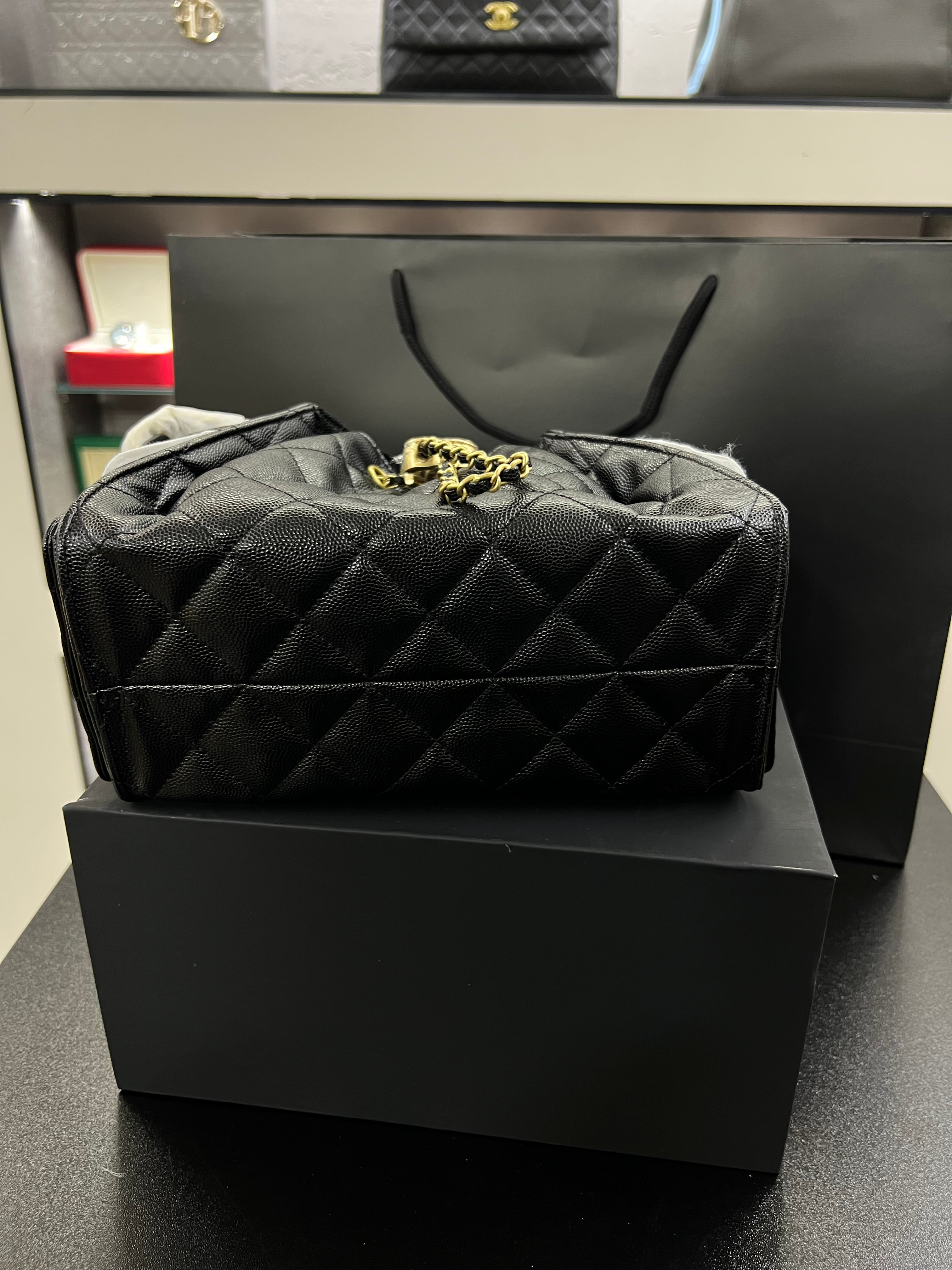 حقيبة هوبو 25 باكت – أسود كافيار
Hobo 25 Bucket Bag – Black Caviar