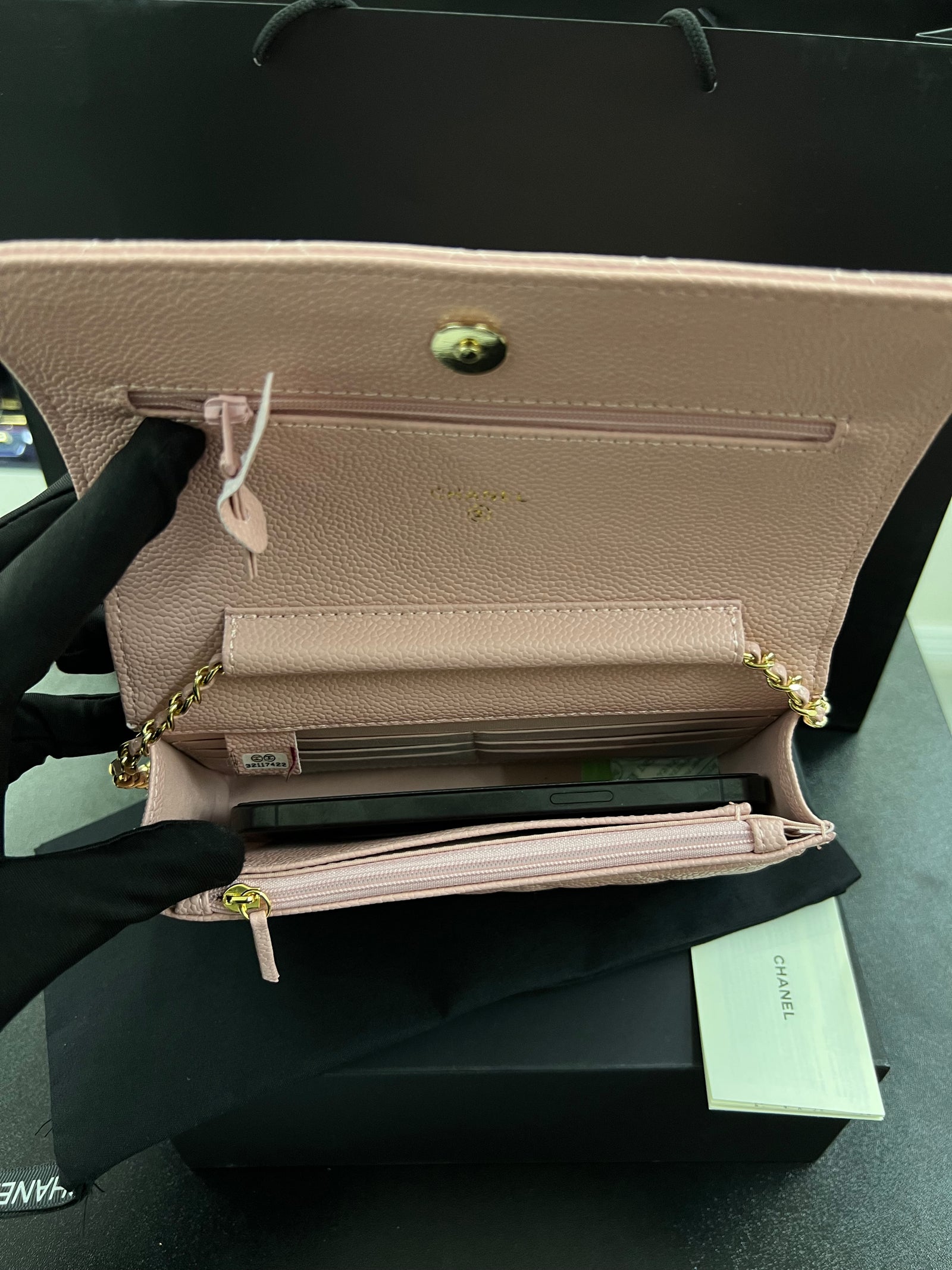 محفظة بسلسلة WOC – وردي كافيار
Wallet on Chain – Pink Caviar