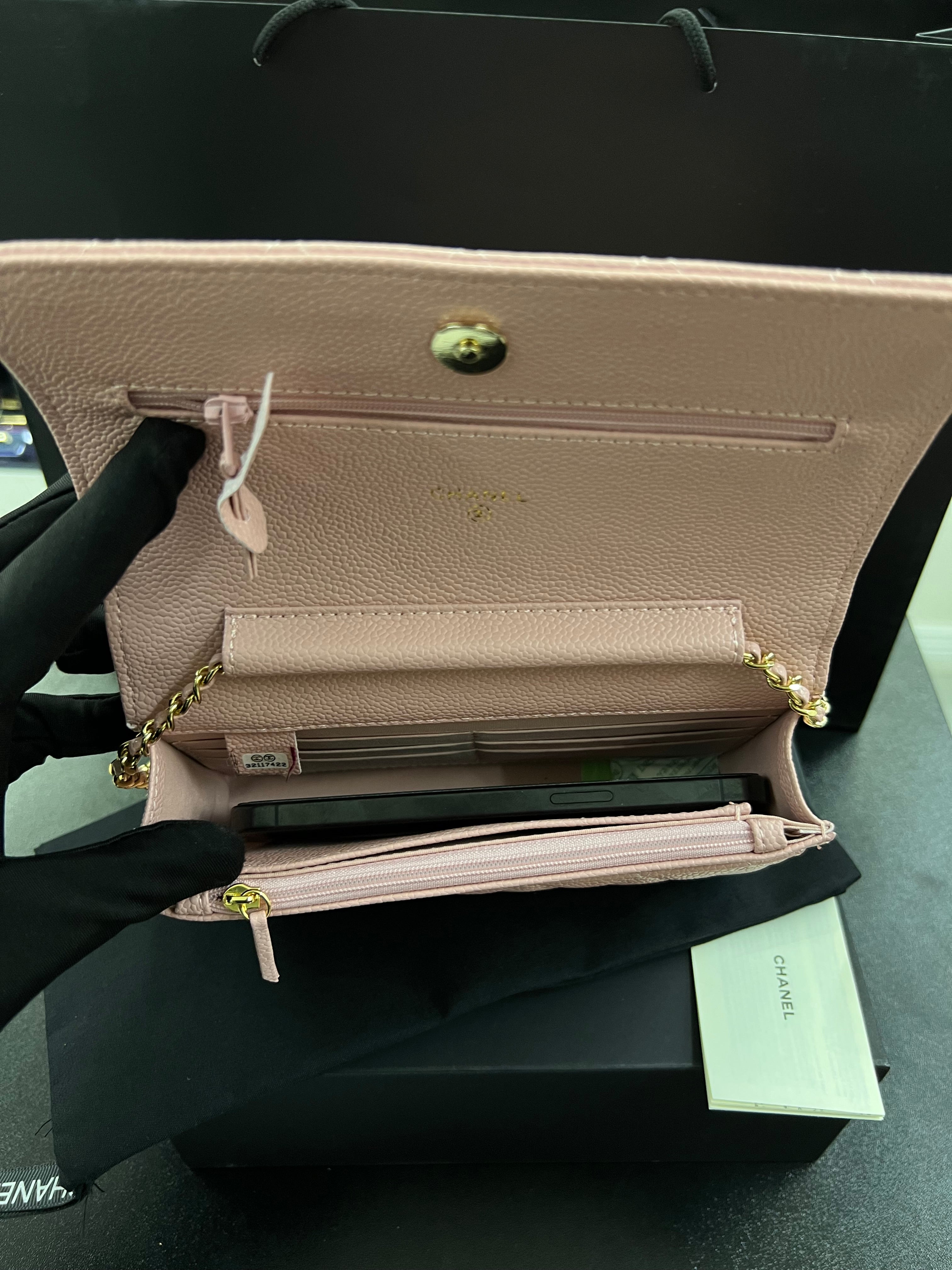 محفظة بسلسلة WOC – وردي كافيار
Wallet on Chain – Pink Caviar