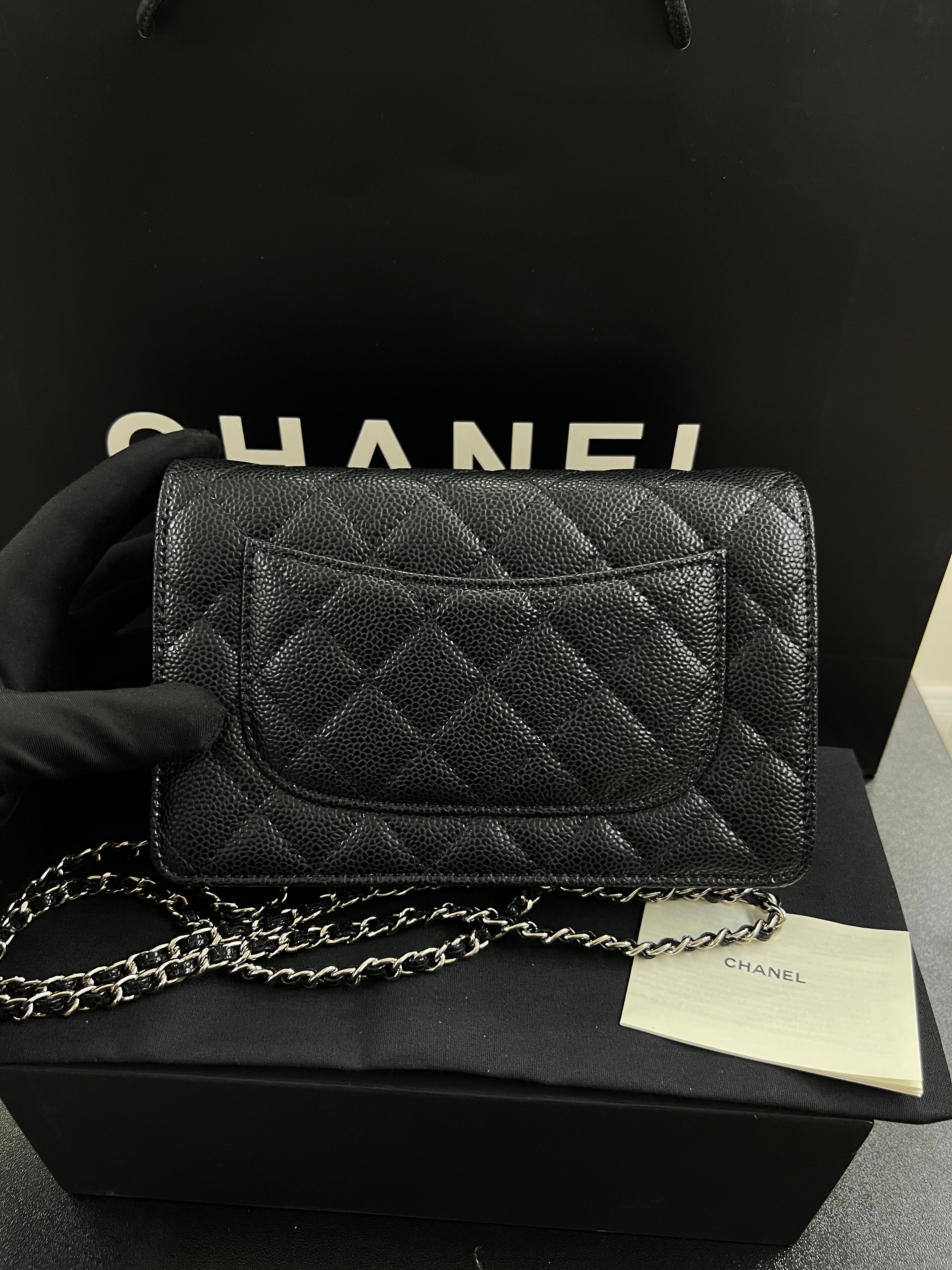 محفظة بسلسلة WOC – أسود كافيار
Wallet on Chain – Black Caviar