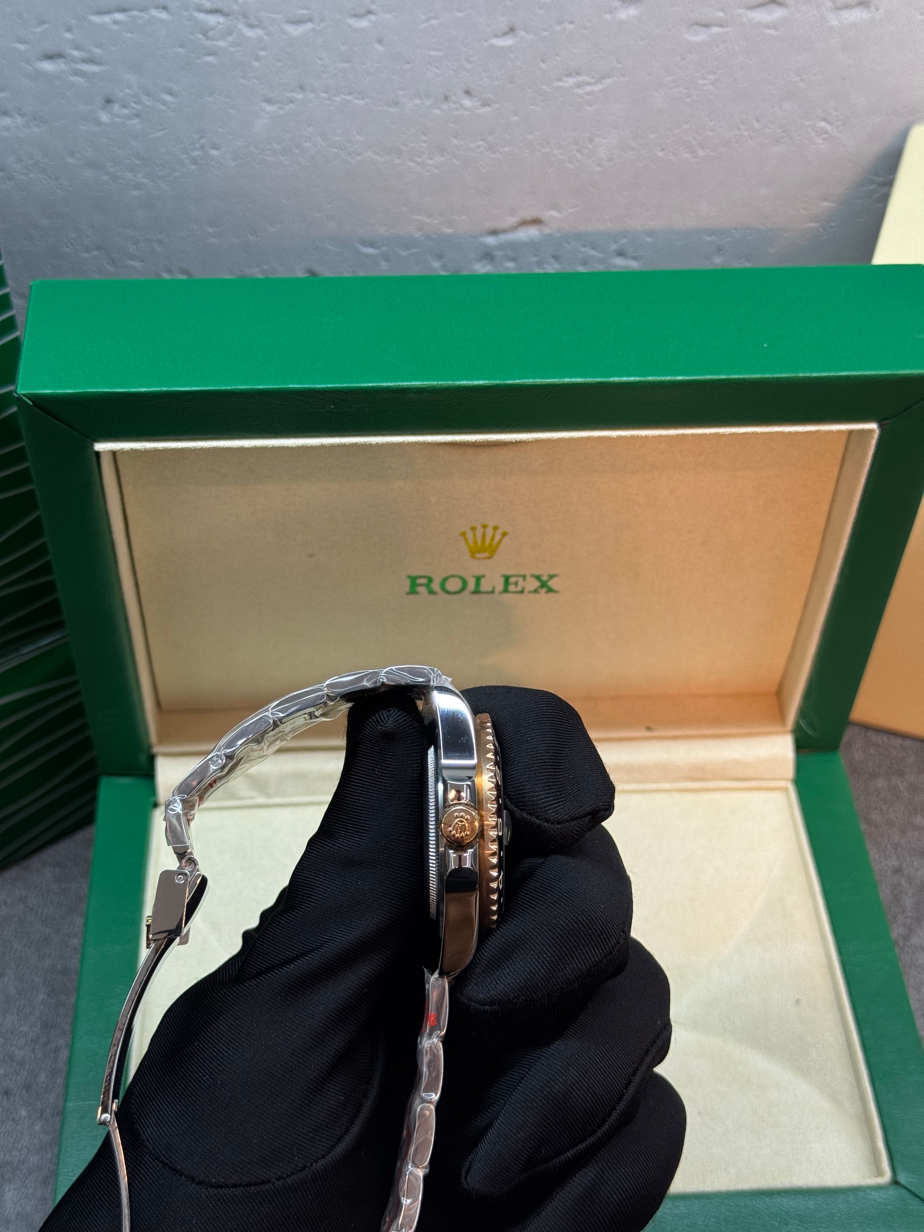 ساعة Root Beer روت بير ثنائية اللون بمينا أسود وإطار سيراميك بني — ستانلس وذهبي | Root Beer Two-Tone Watch