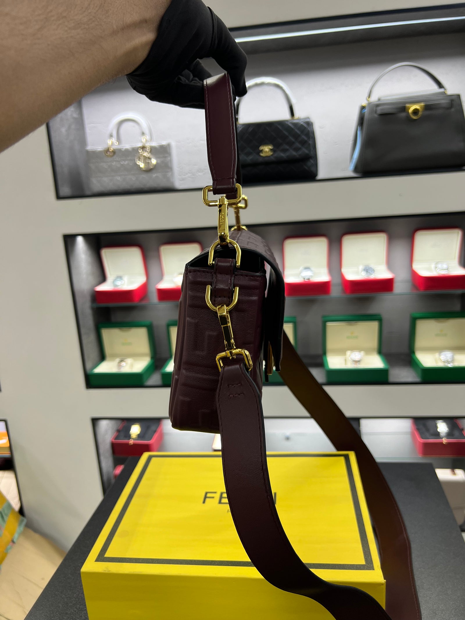 حقيبة باغيت برقندي بنقشة FF بارزة
Baguette Bag – Burgundy Embossed FF