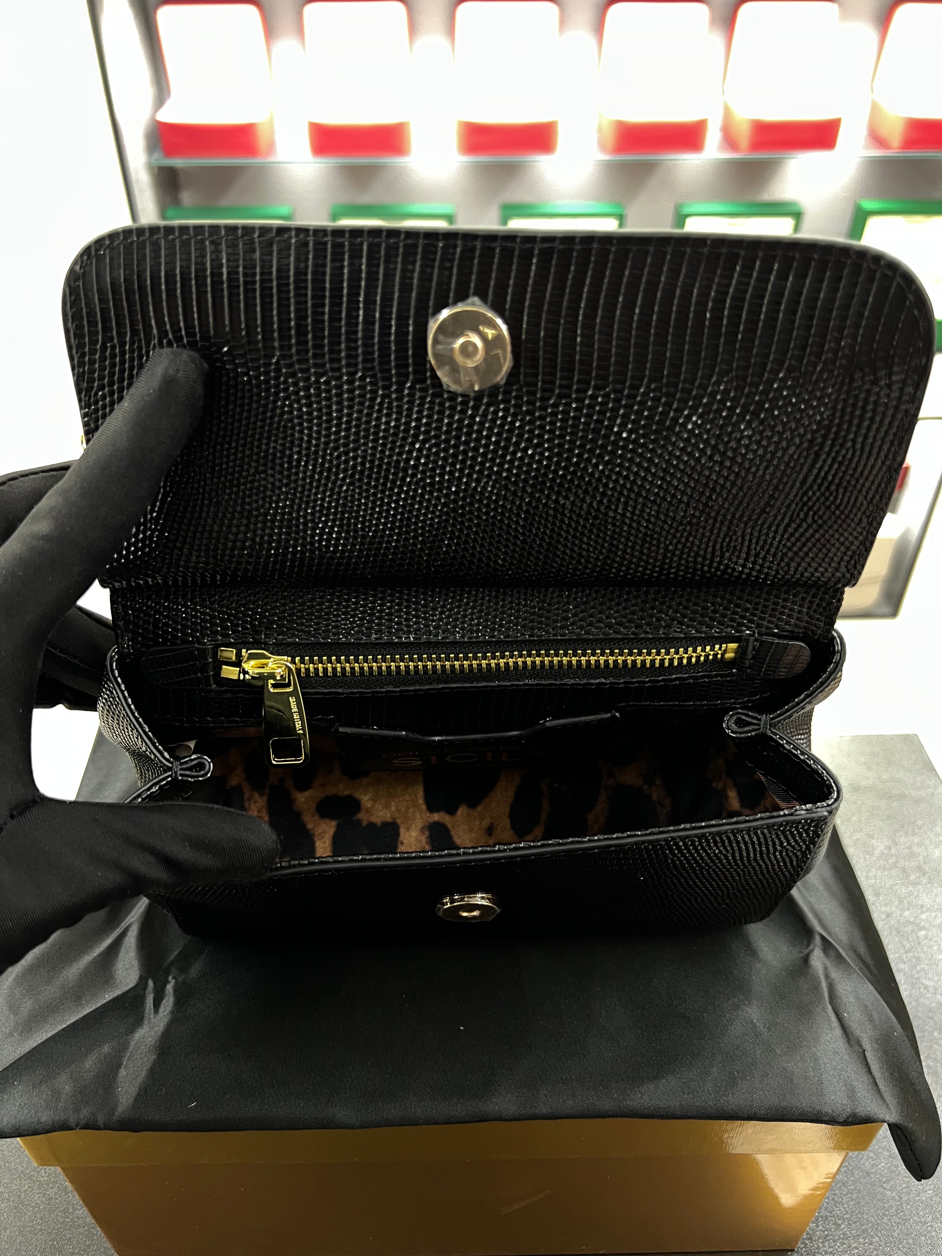 حقيبة سيسيلي صغيرة سوداء بنقشة جلد السحلية
Sicily Small – Black Lizard-Print