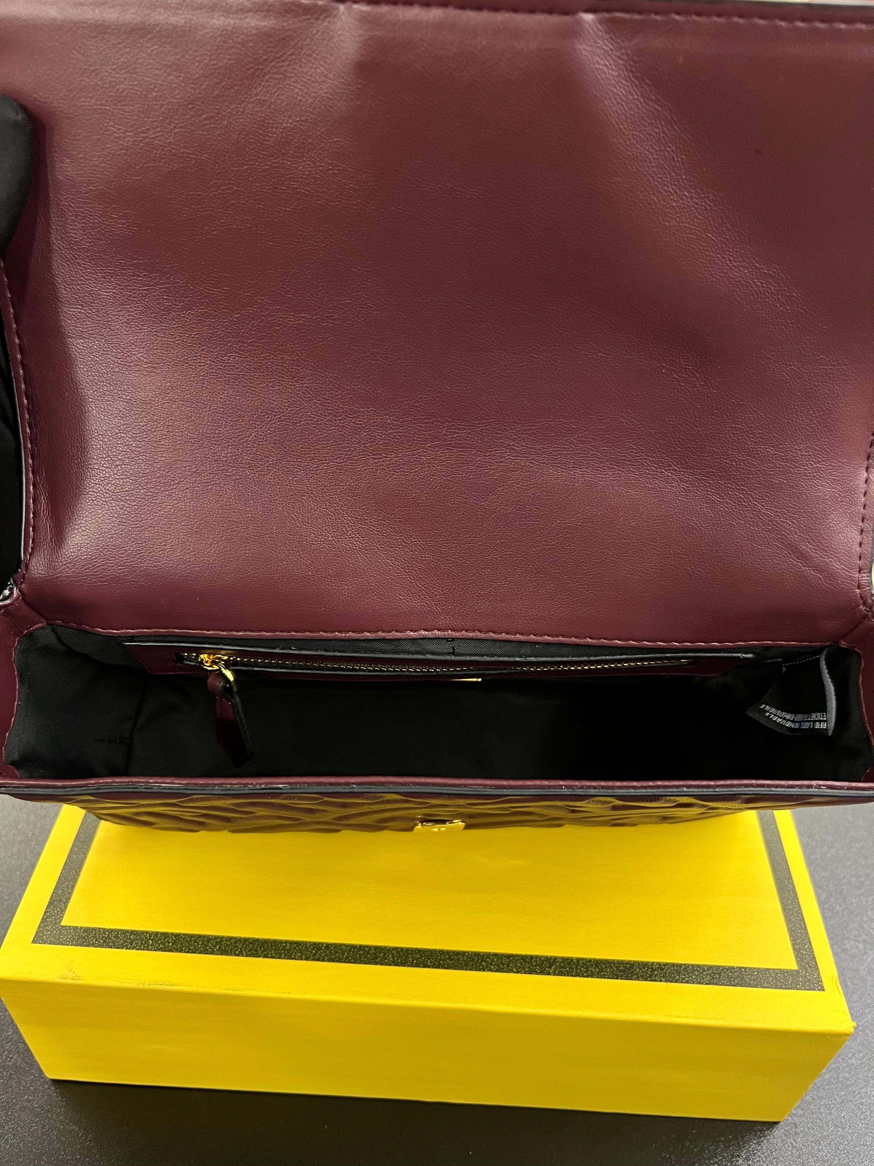 حقيبة باغيت برقندي بنقشة FF بارزة
Baguette Bag – Burgundy Embossed FF