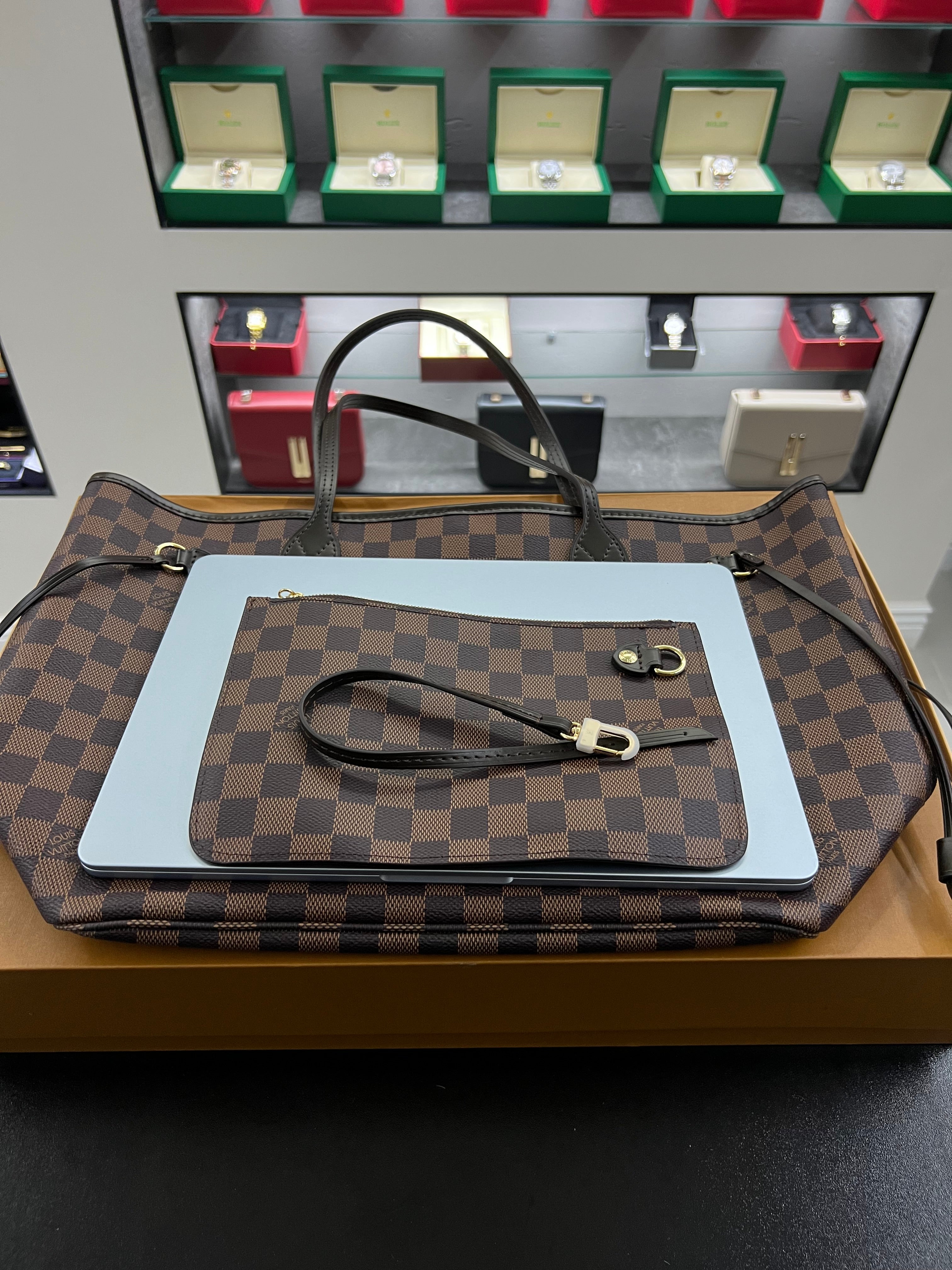 حقيبة نيفرفول تُوت – داميي إيبان
Neverfull Tote – Damier Ébène