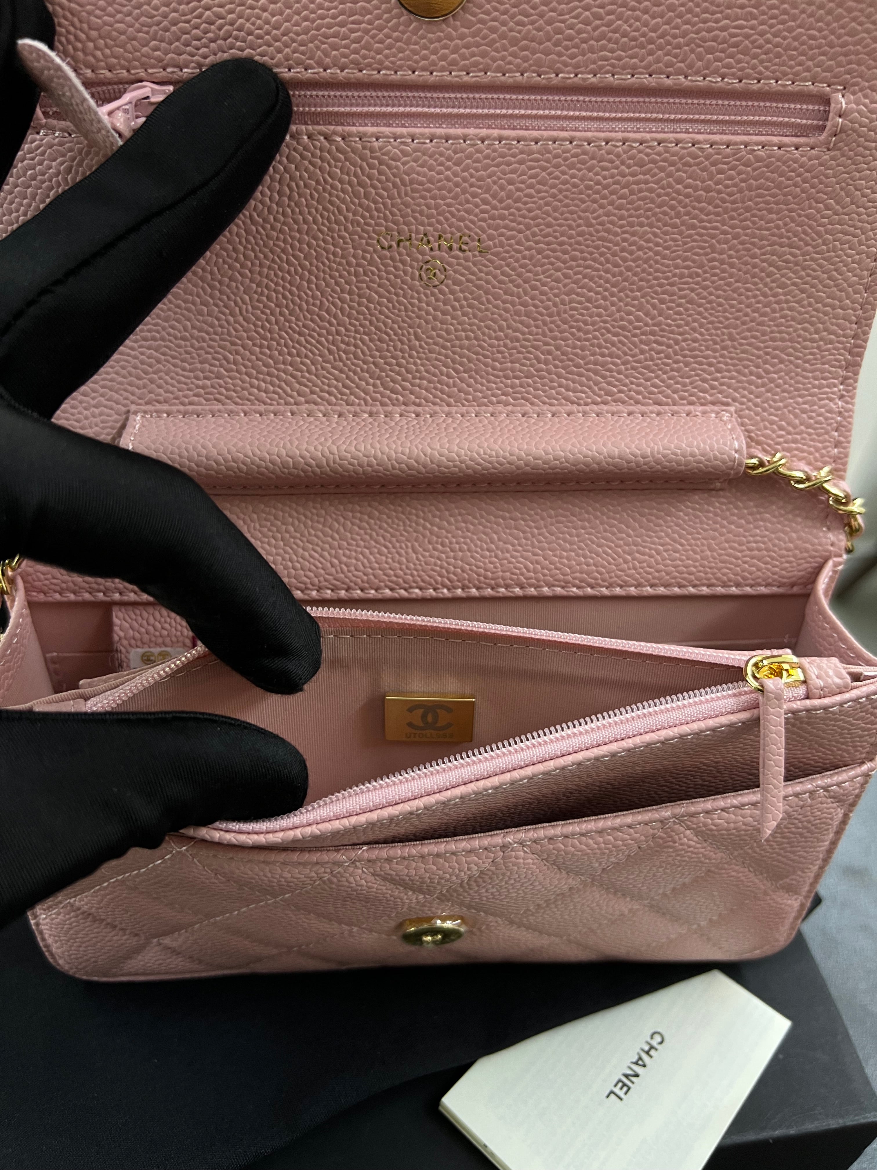 محفظة بسلسلة WOC – وردي كافيار
Wallet on Chain – Pink Caviar