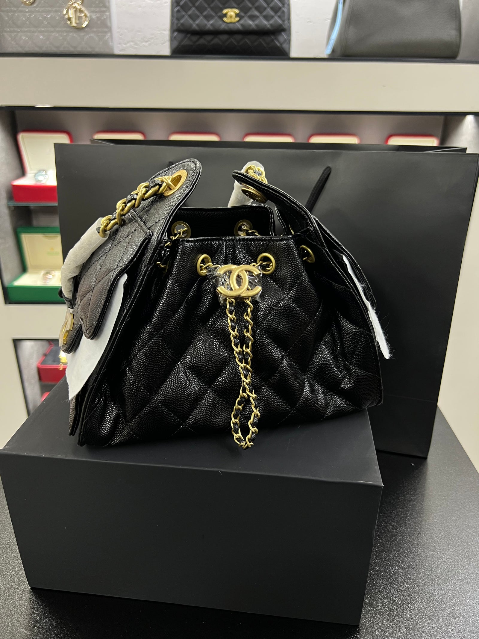 حقيبة هوبو 25 باكت – أسود كافيار
Hobo 25 Bucket Bag – Black Caviar
