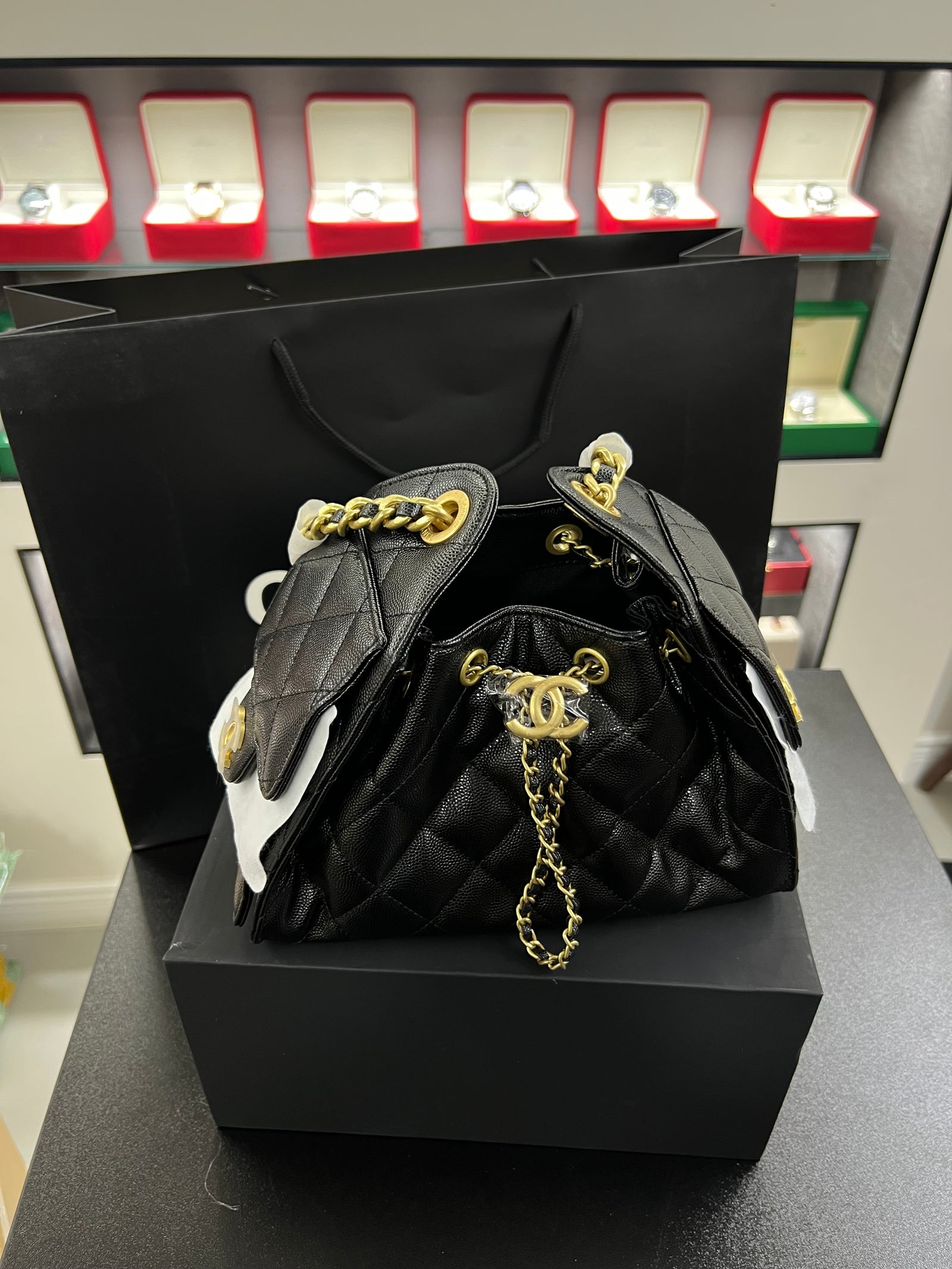 حقيبة هوبو 25 باكت – أسود كافيار
Hobo 25 Bucket Bag – Black Caviar
