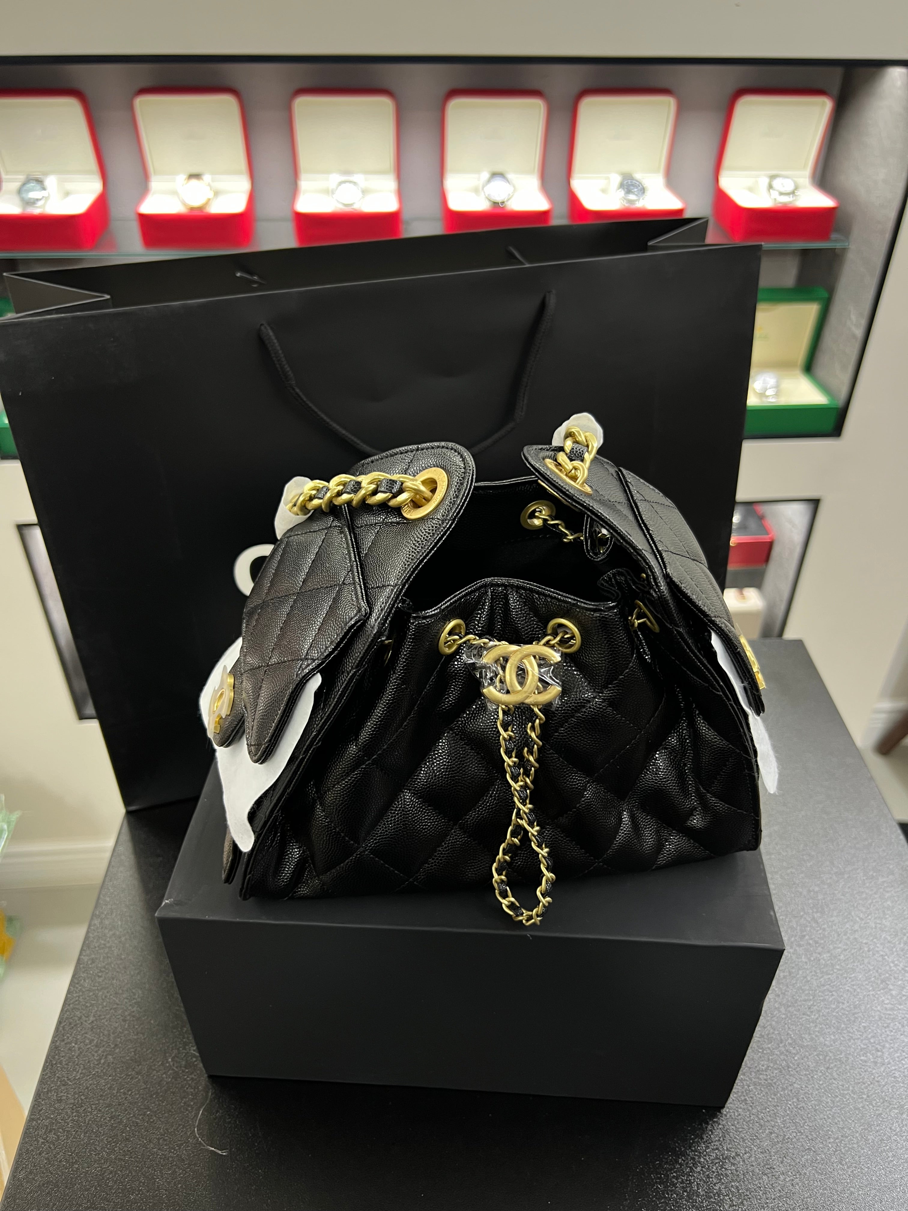 حقيبة هوبو 25 باكت – أسود كافيار
Hobo 25 Bucket Bag – Black Caviar