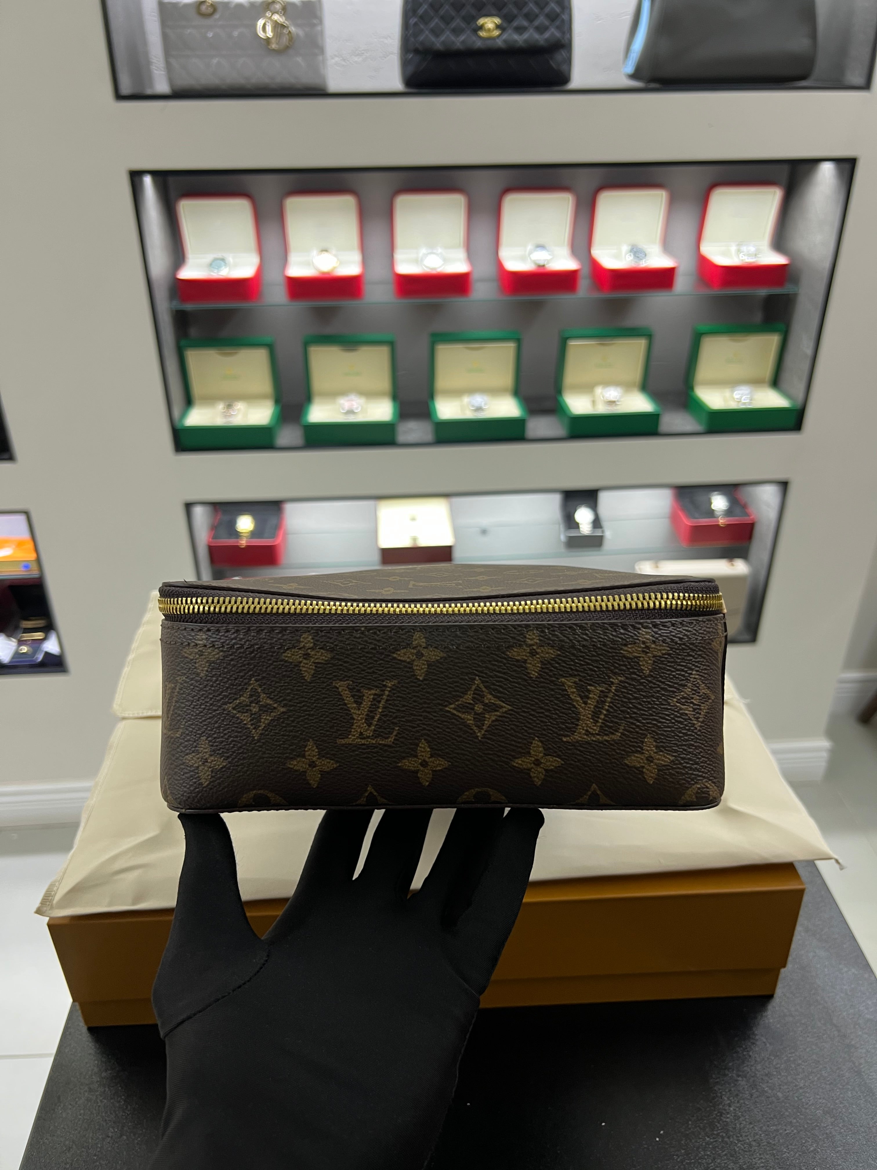 منظّم مونوجرام بسحّاب محيطي
Monogram Zip Organizer – Fits Laptop