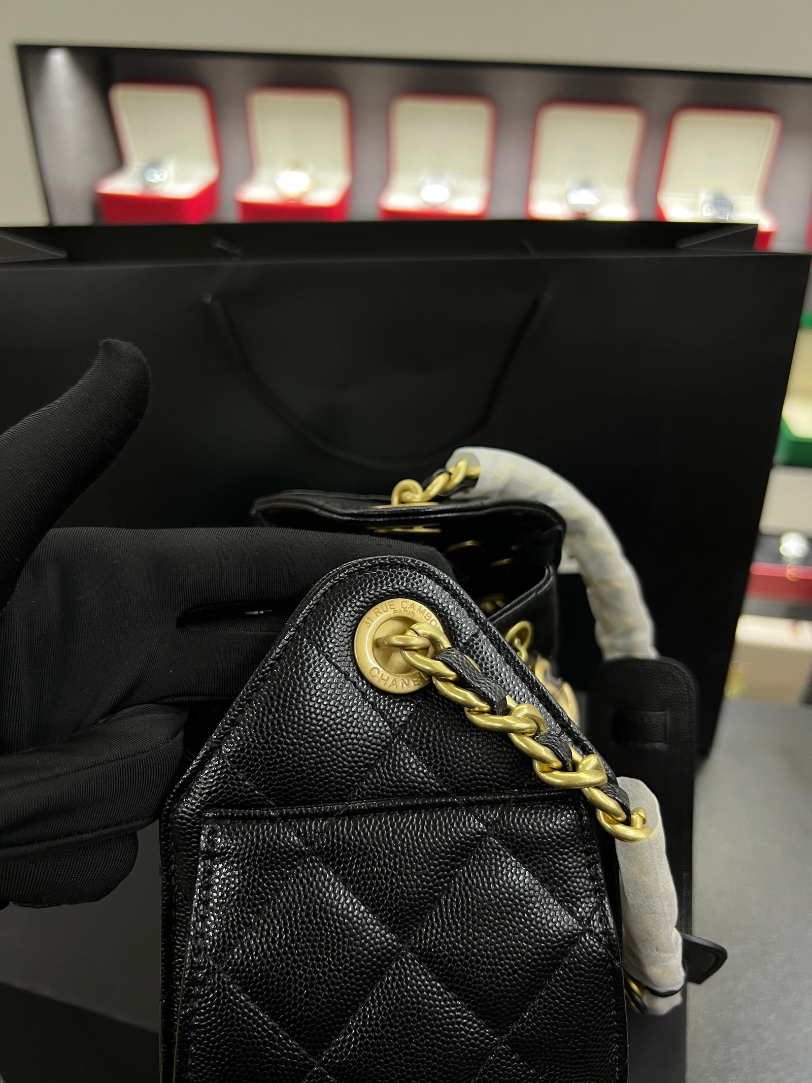 حقيبة هوبو 25 باكت – أسود كافيار
Hobo 25 Bucket Bag – Black Caviar
