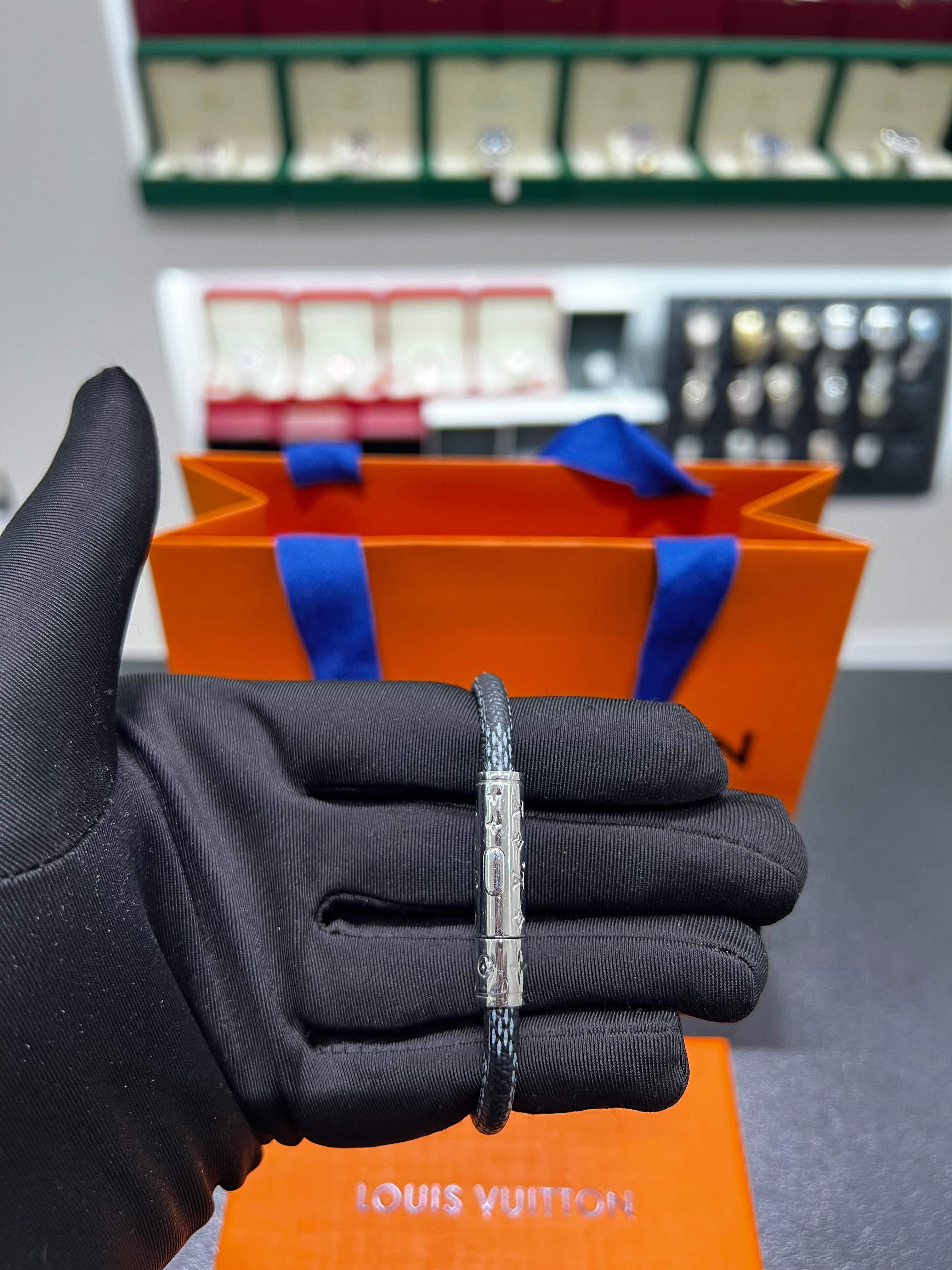 سوار جلد LV ازرق و اسود مقاس 19