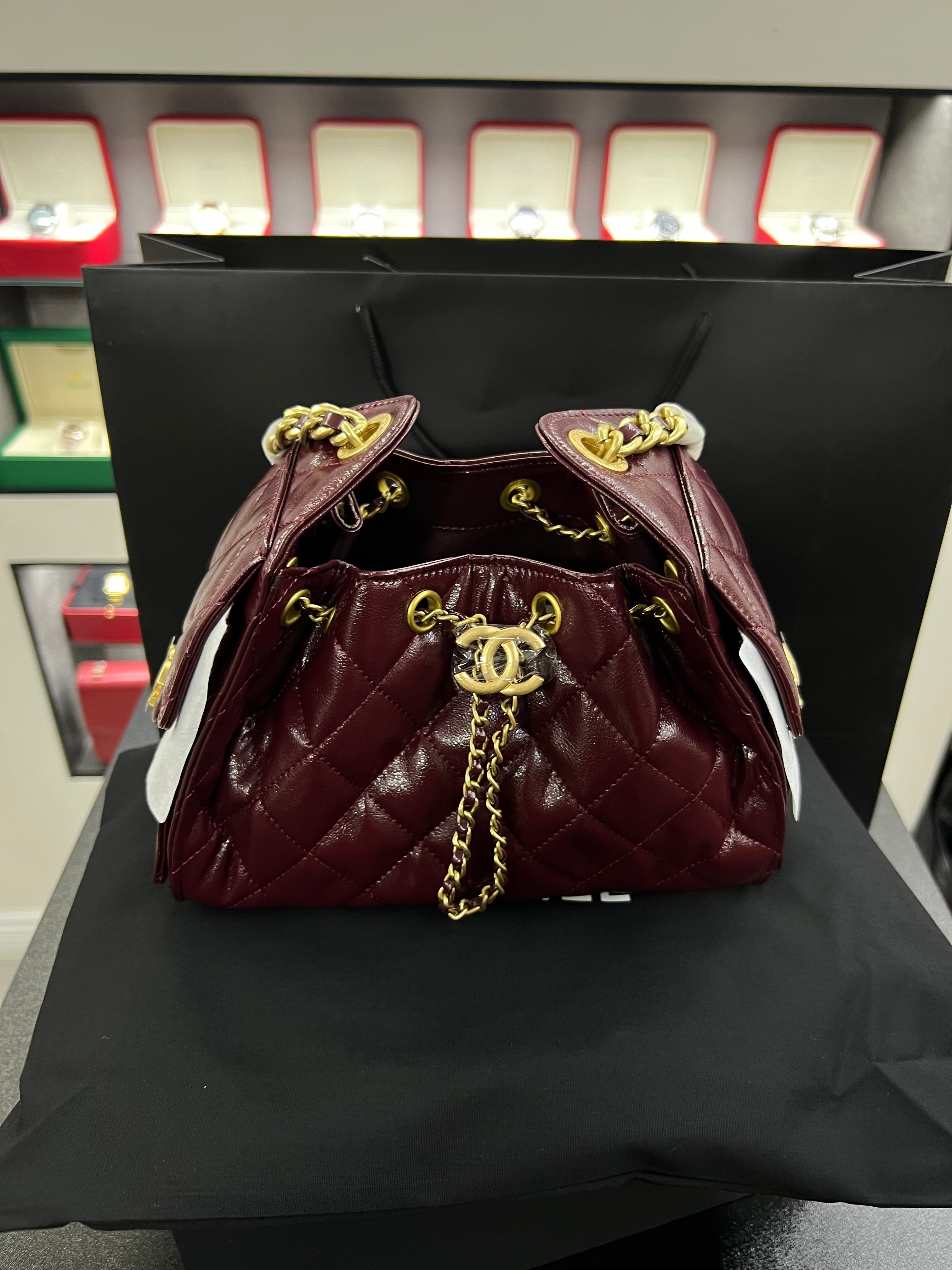 حقيبة هوبو 25 باكت – برقندي جلد لامع
Hobo 25 Bucket Bag – Burgundy Shiny Calfskin