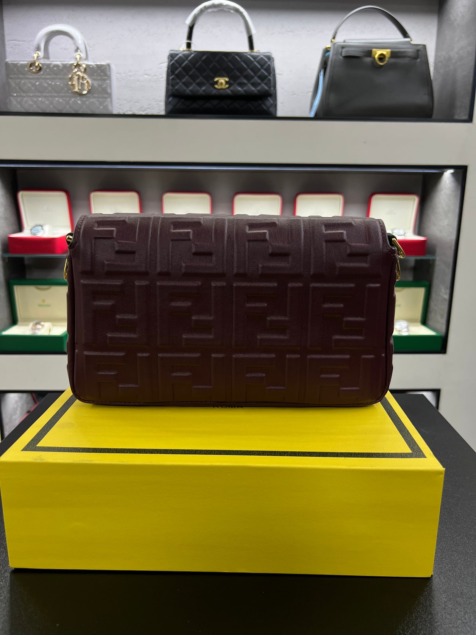 حقيبة باغيت برقندي بنقشة FF بارزة
Baguette Bag – Burgundy Embossed FF