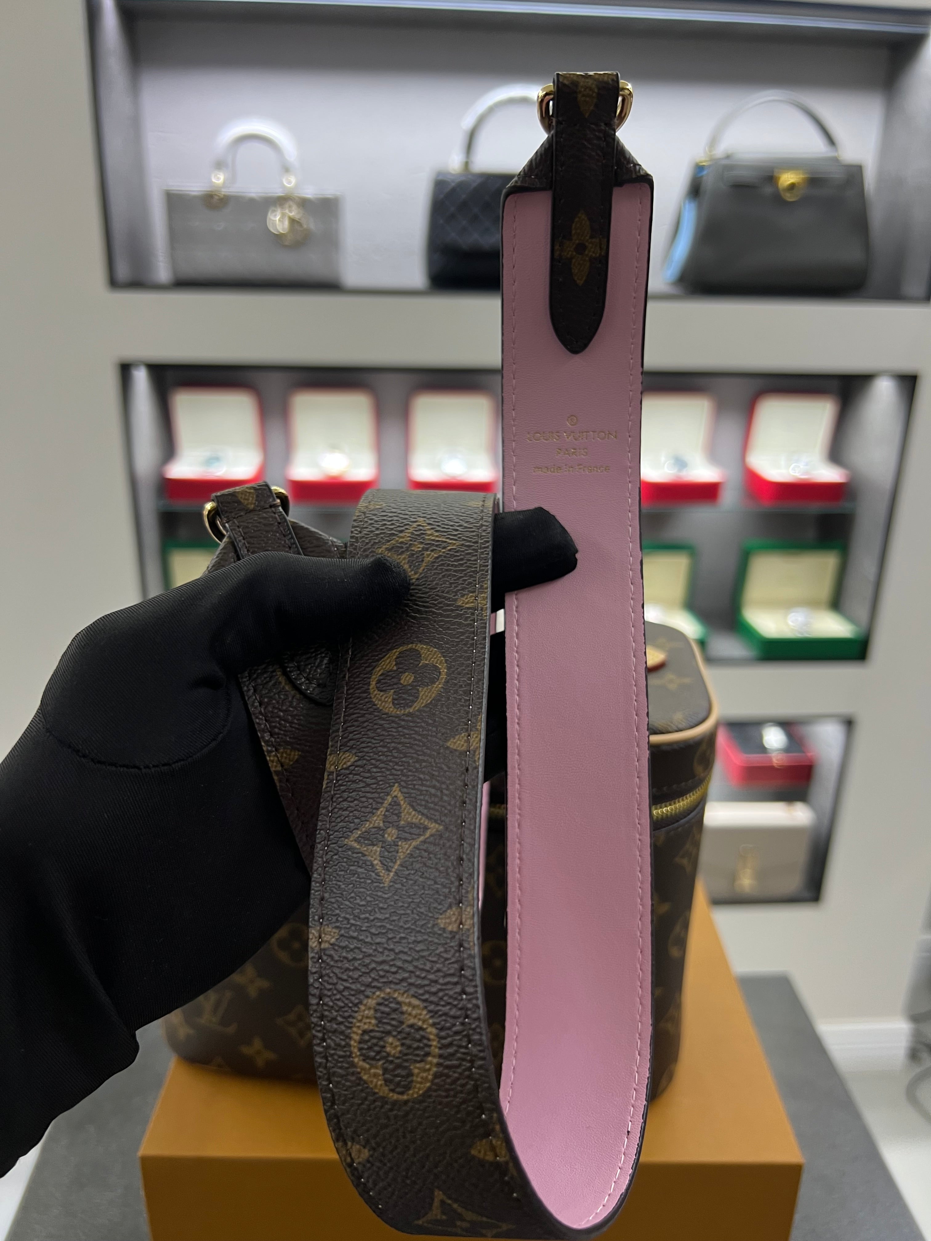 حقيبة نايس فانيتي – مونوجرام للتجميل
Nice Vanity – Monogram Beauty Case
