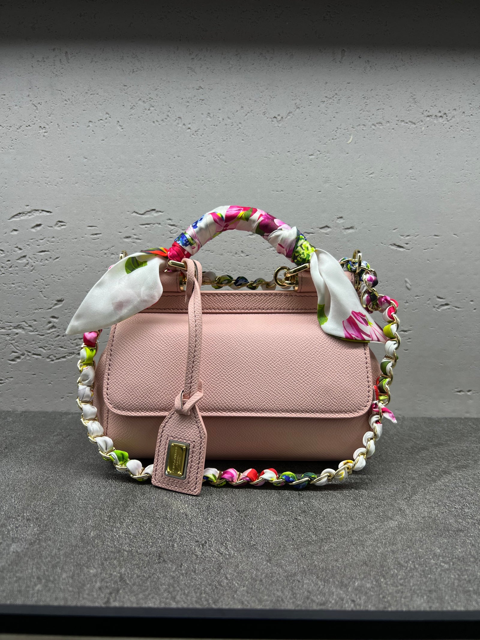 حقيبة سيسيلي الصغيرة بوشاح حرير – وردي
Sicily Bag Small Silk Scarf – Pink