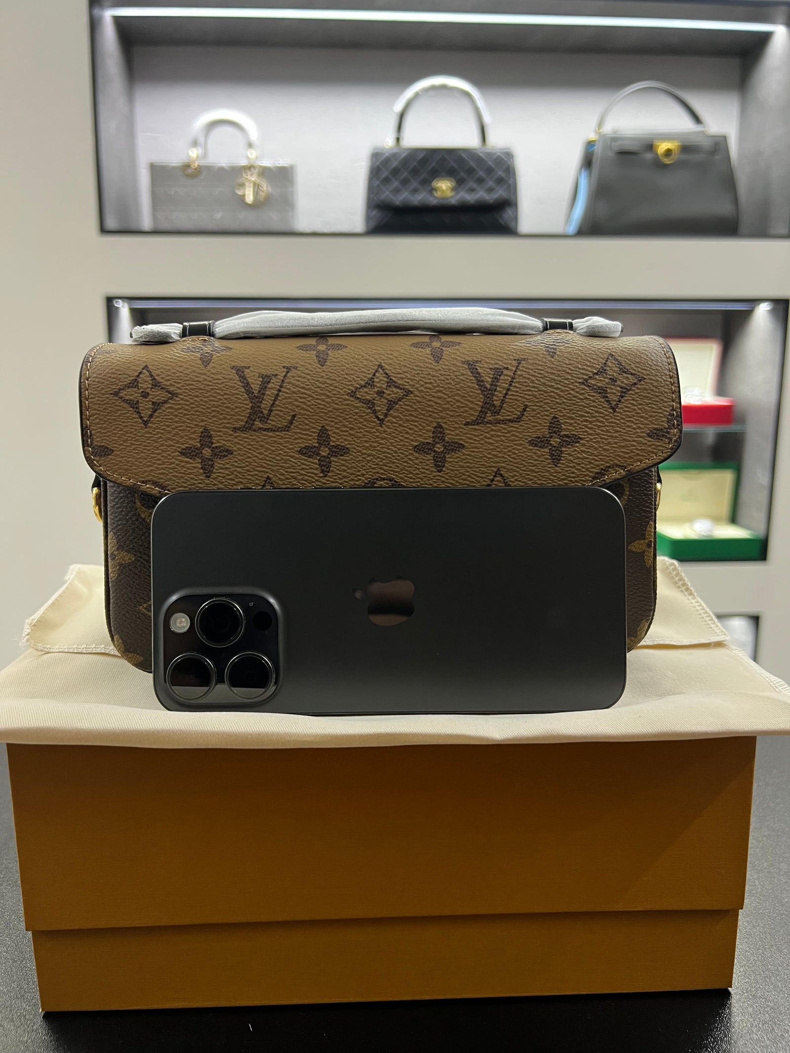 حقيبة بوشيت ميتيس – مونوجرام معكوس
Pochette Métis – Reverse Monogram