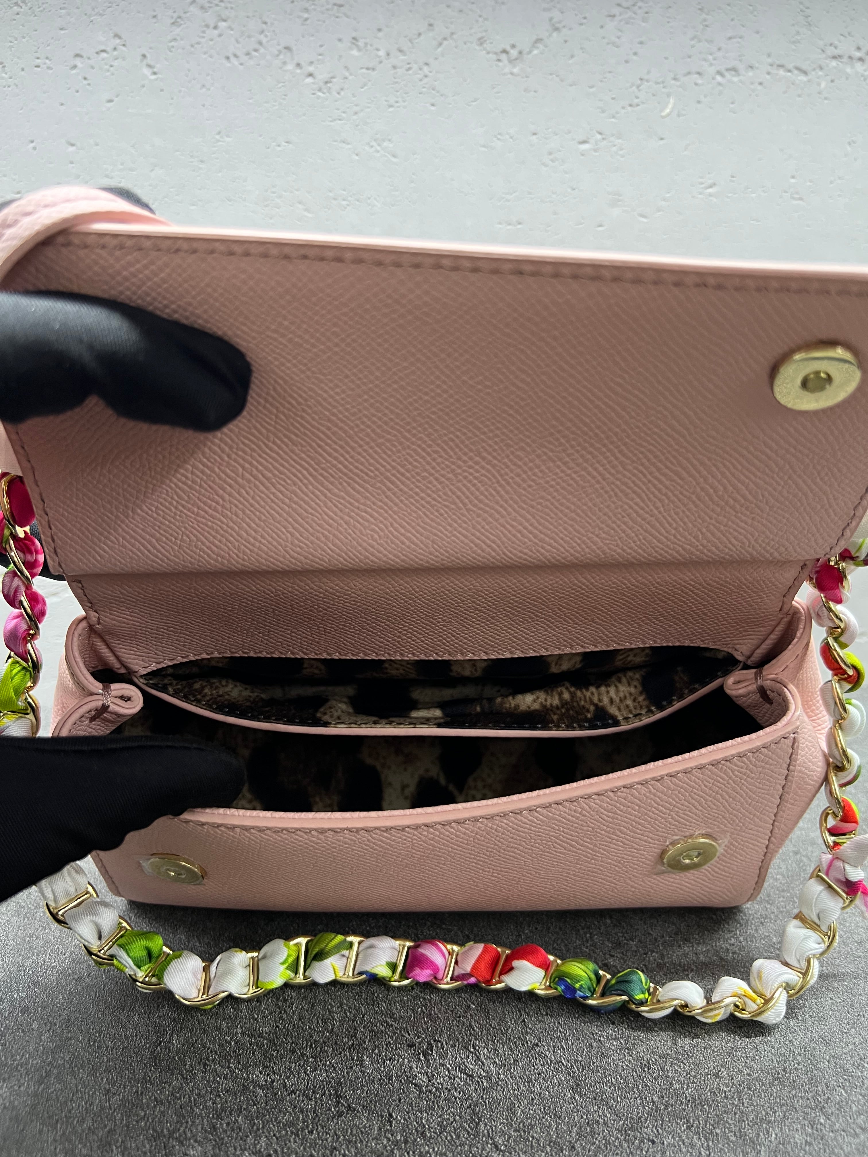 حقيبة سيسيلي الصغيرة بوشاح حرير – وردي
Sicily Bag Small Silk Scarf – Pink