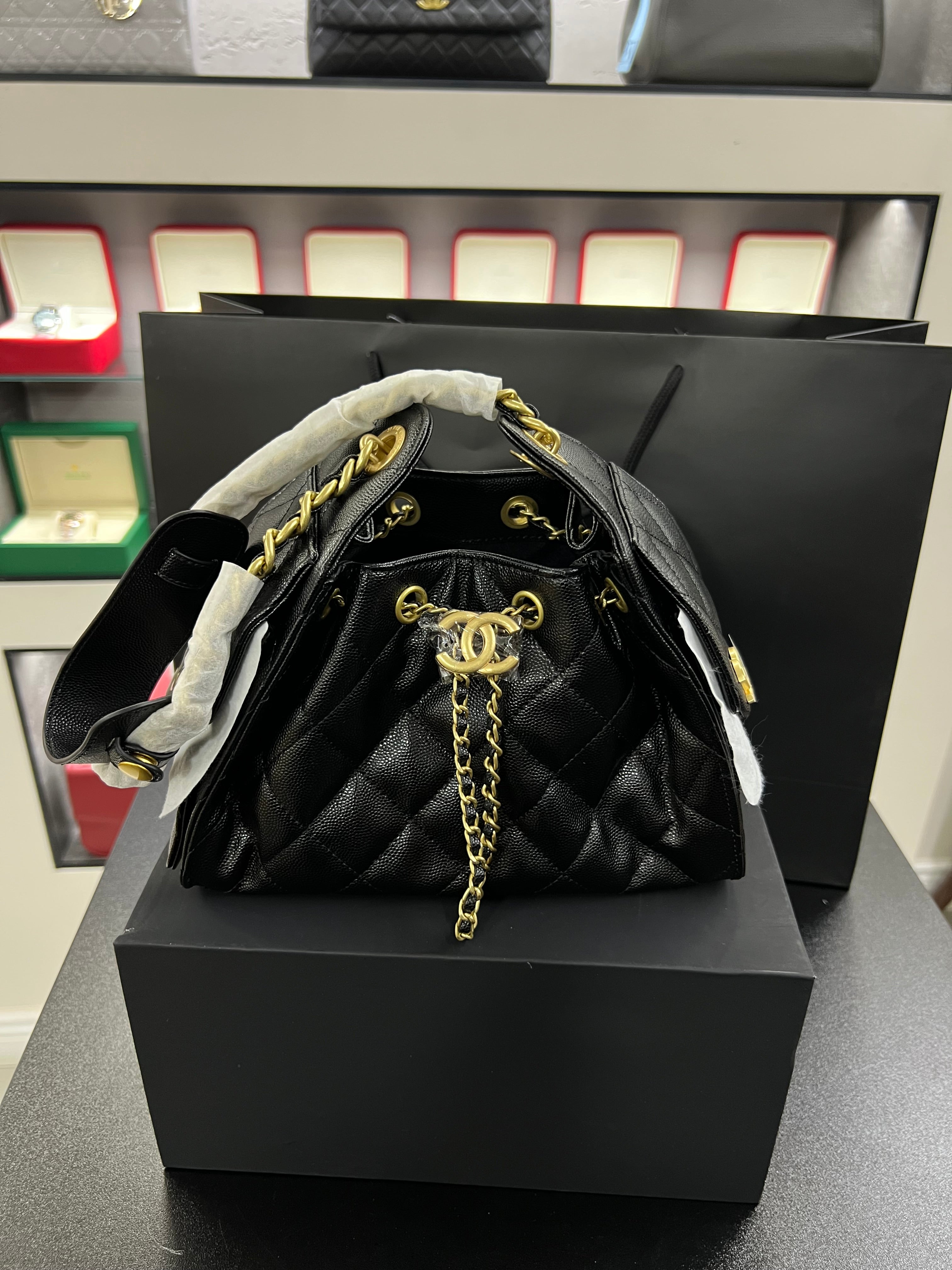 حقيبة هوبو 25 باكت – أسود كافيار
Hobo 25 Bucket Bag – Black Caviar