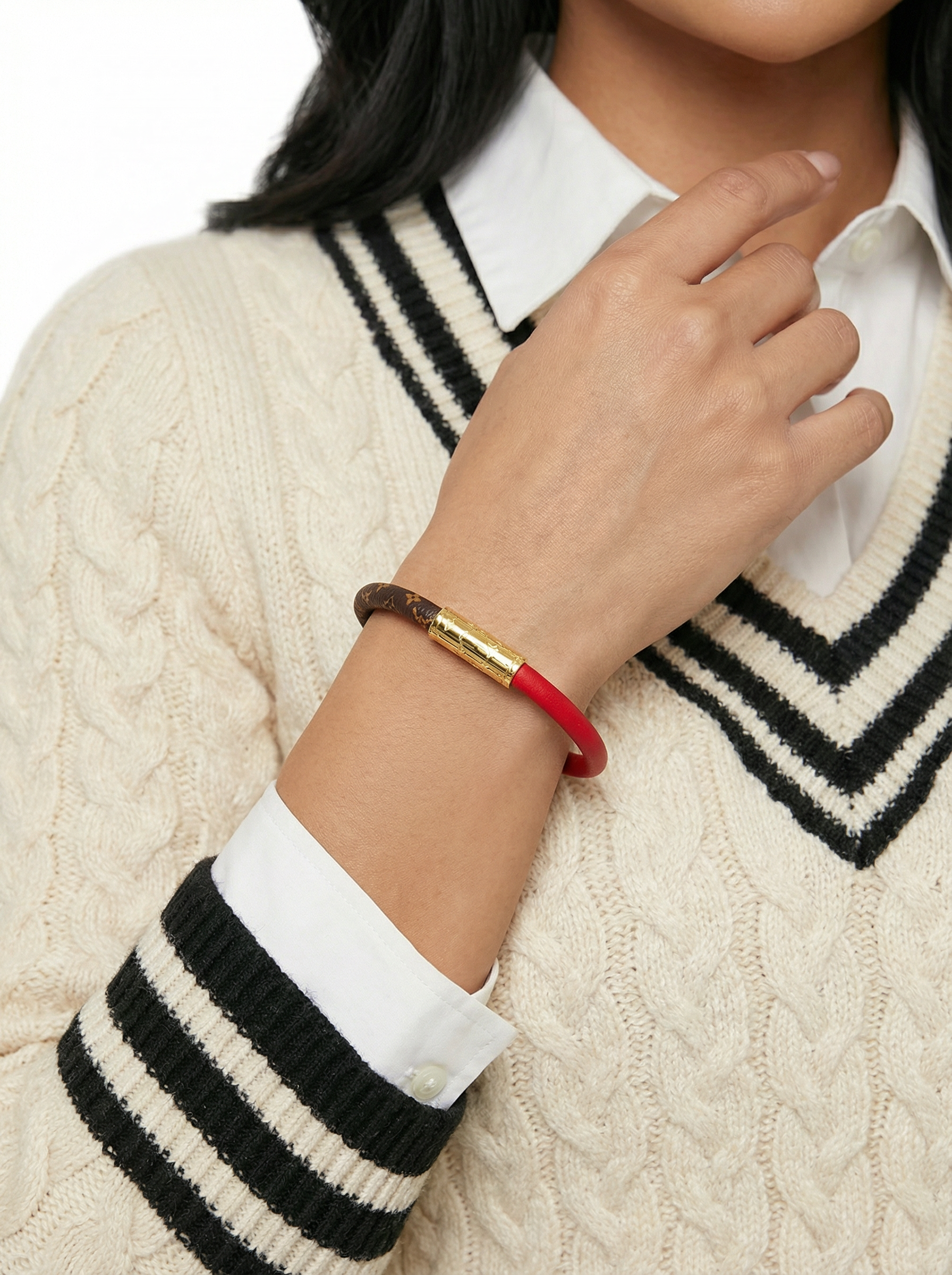 سوار جلد LV احمر في البني