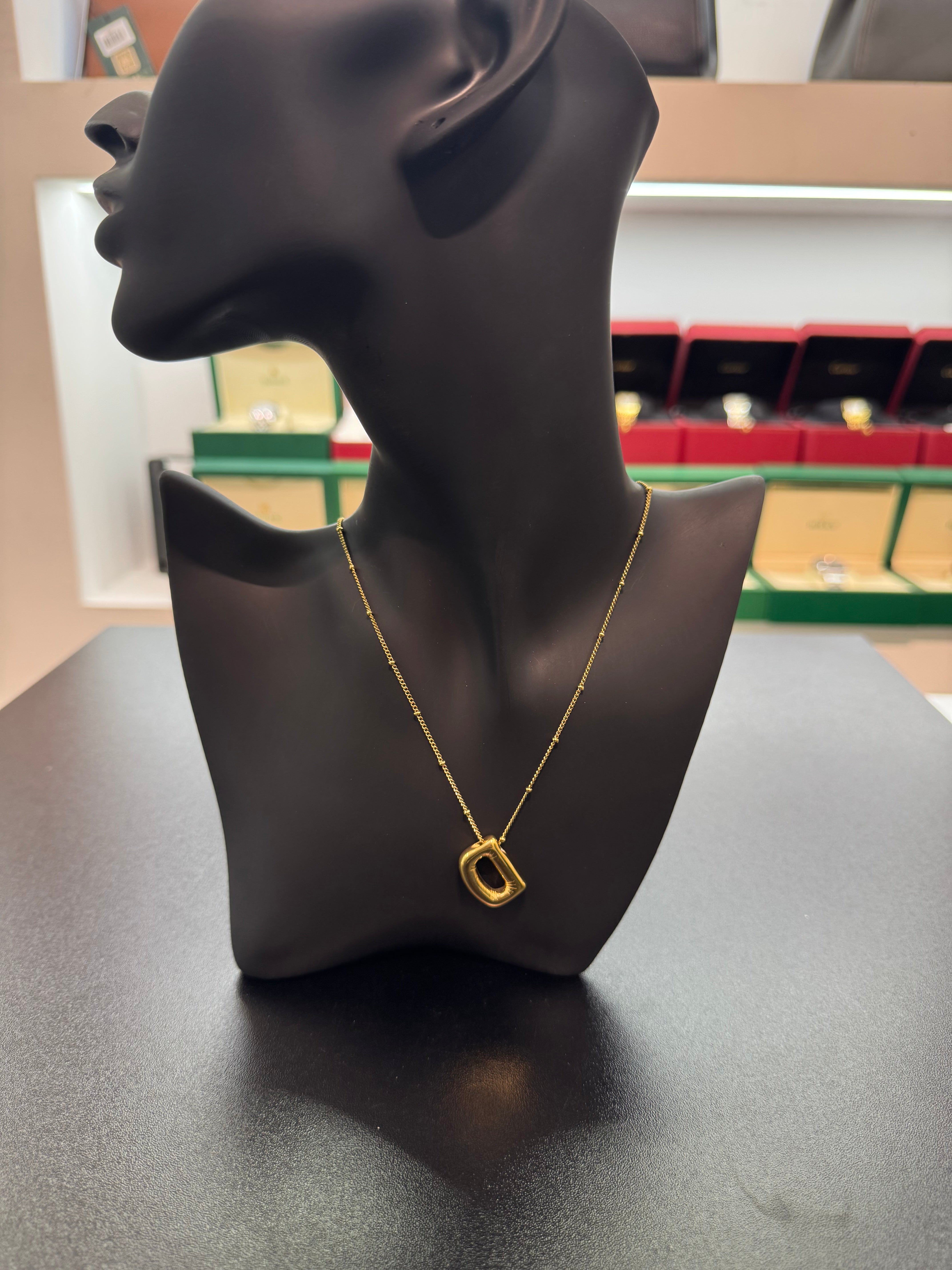 قلادة حرف أنيقة بتصميم عصري