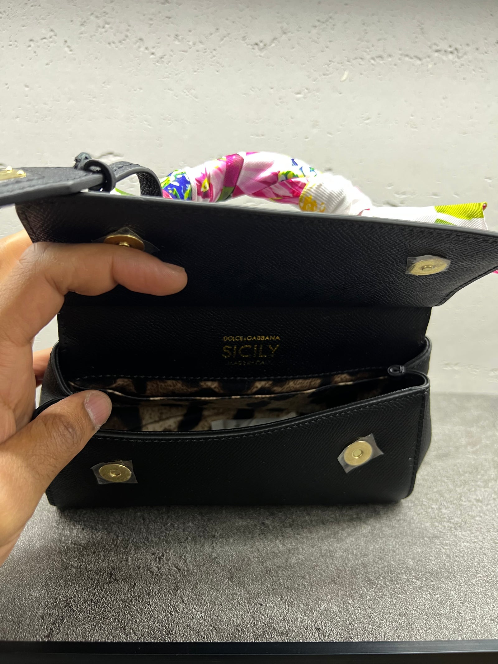 حقيبة سيسيلي الصغيرة بوشاح حرير – أسود
Sicily Bag Small Silk Scarf – Black