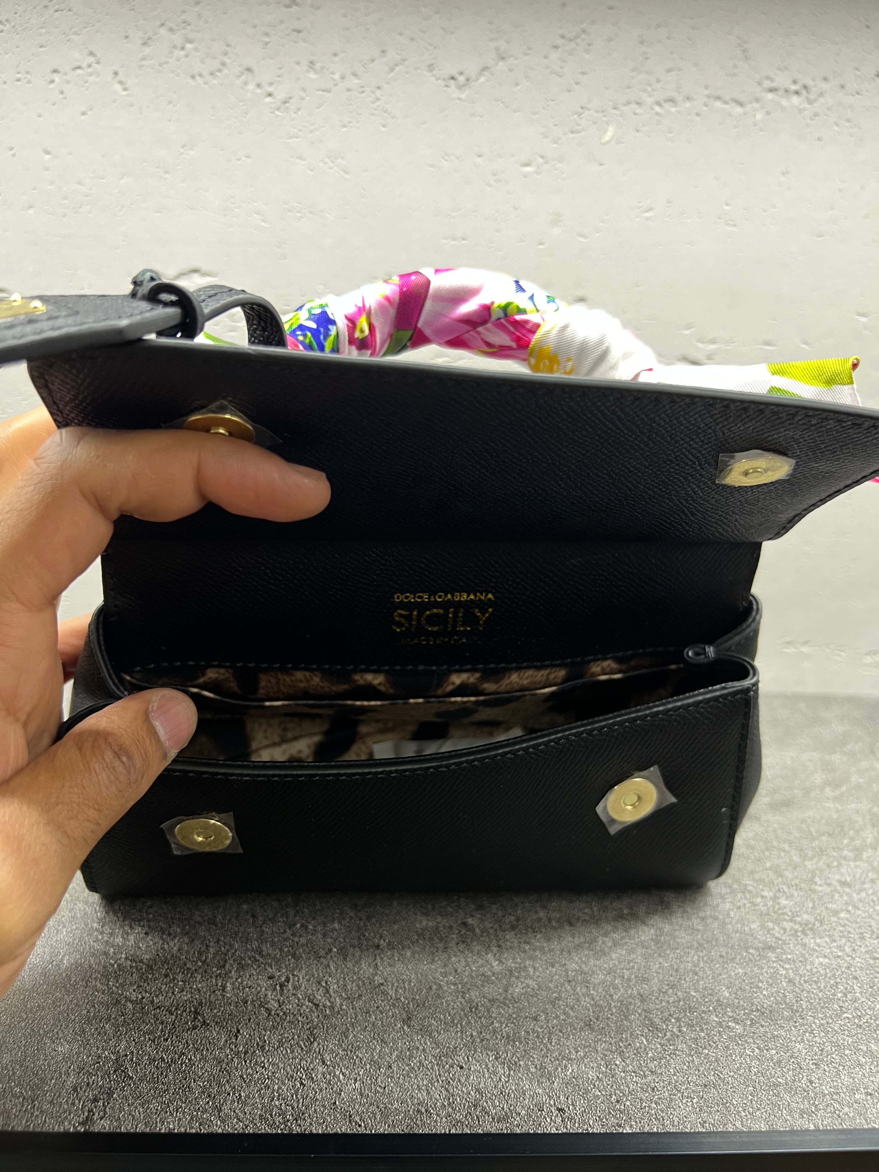 حقيبة سيسيلي الصغيرة بوشاح حرير – أسود
Sicily Bag Small Silk Scarf – Black