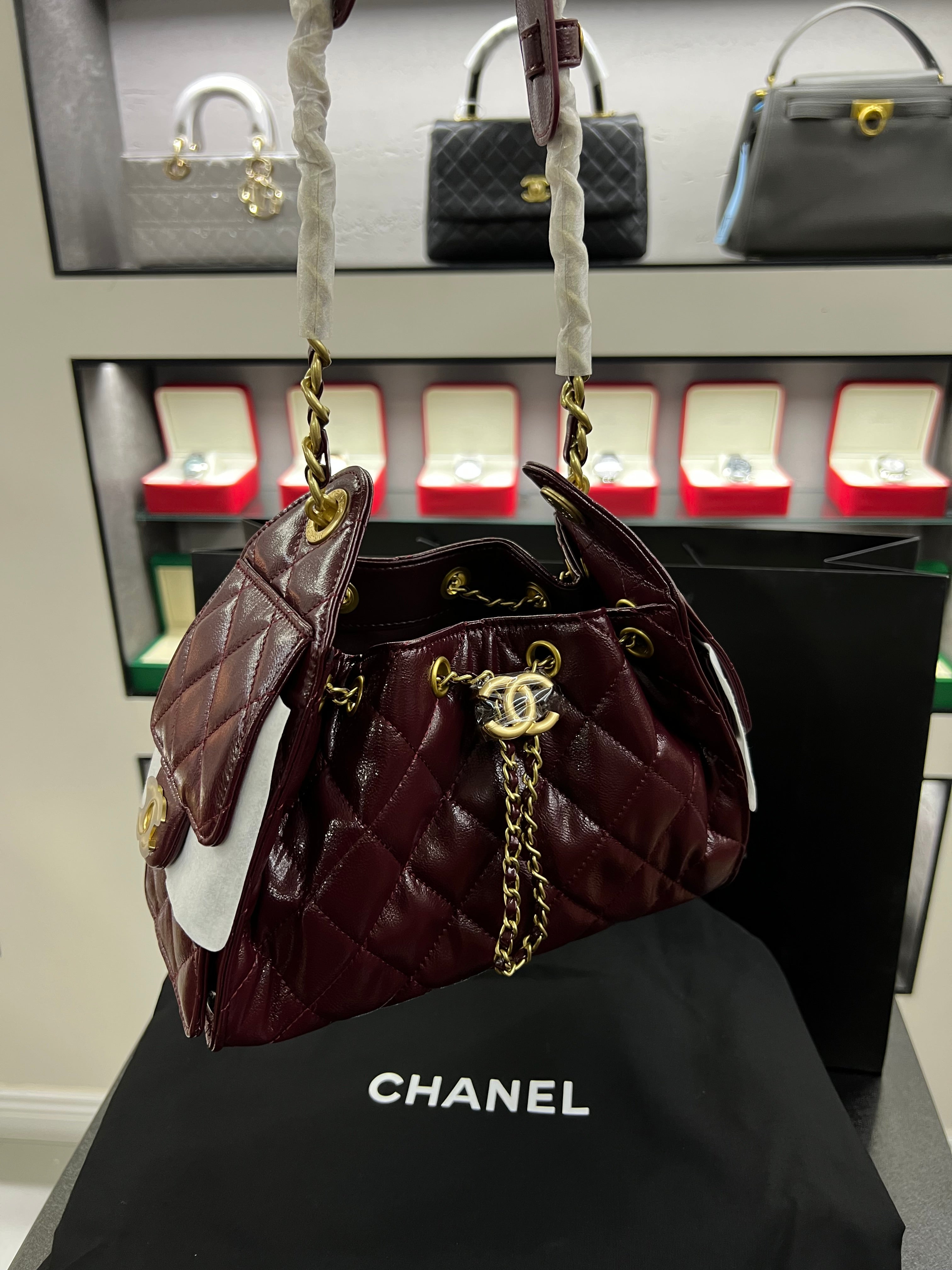 حقيبة هوبو 25 باكت – برقندي جلد لامع
Hobo 25 Bucket Bag – Burgundy Shiny Calfskin