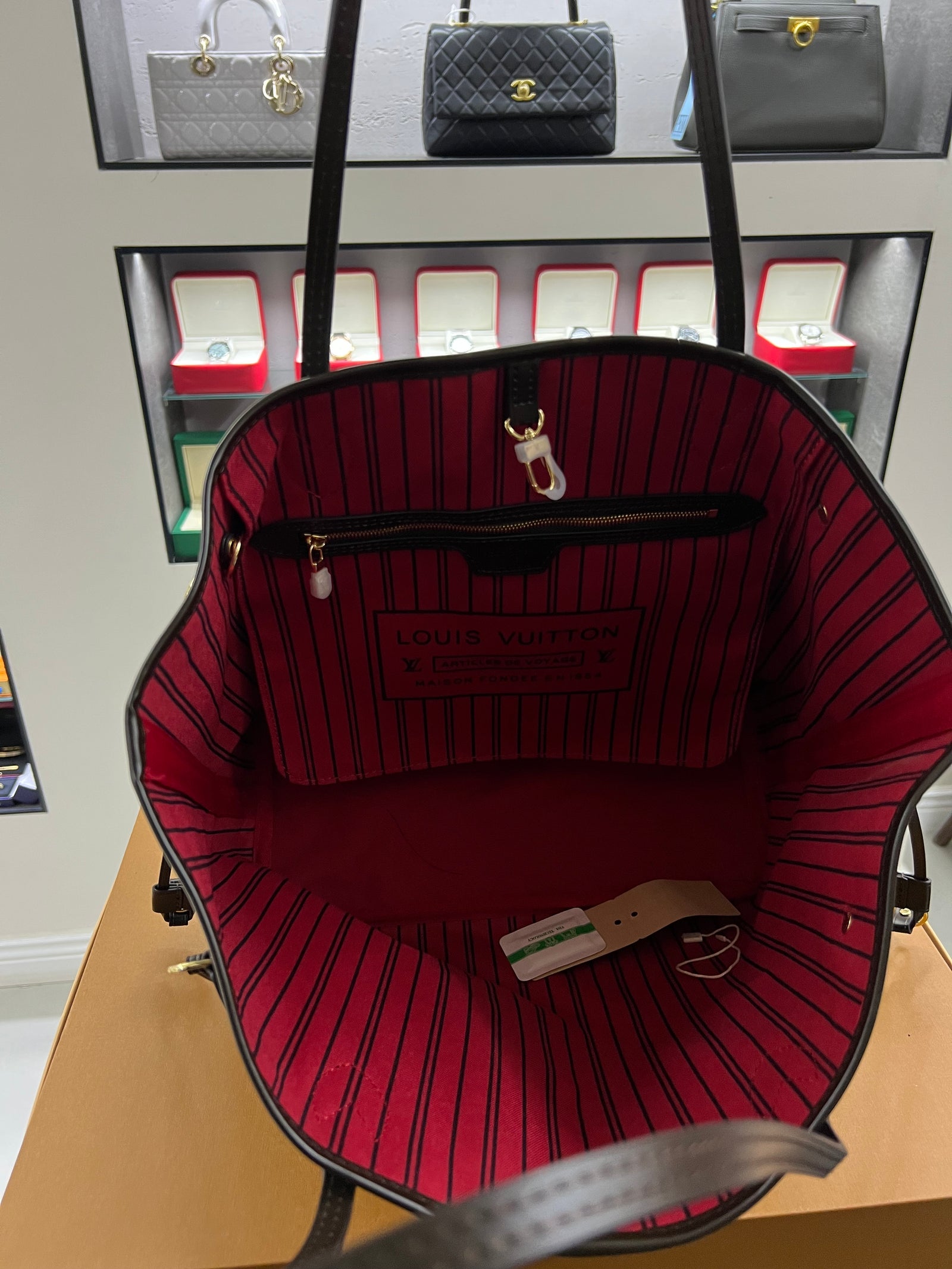 حقيبة نيفرفول تُوت – داميي إيبان
Neverfull Tote – Damier Ébène