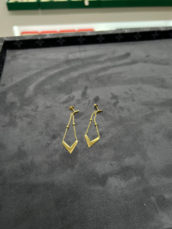 أقراط حرف V المتدلية | V-Shape Drop Earrings