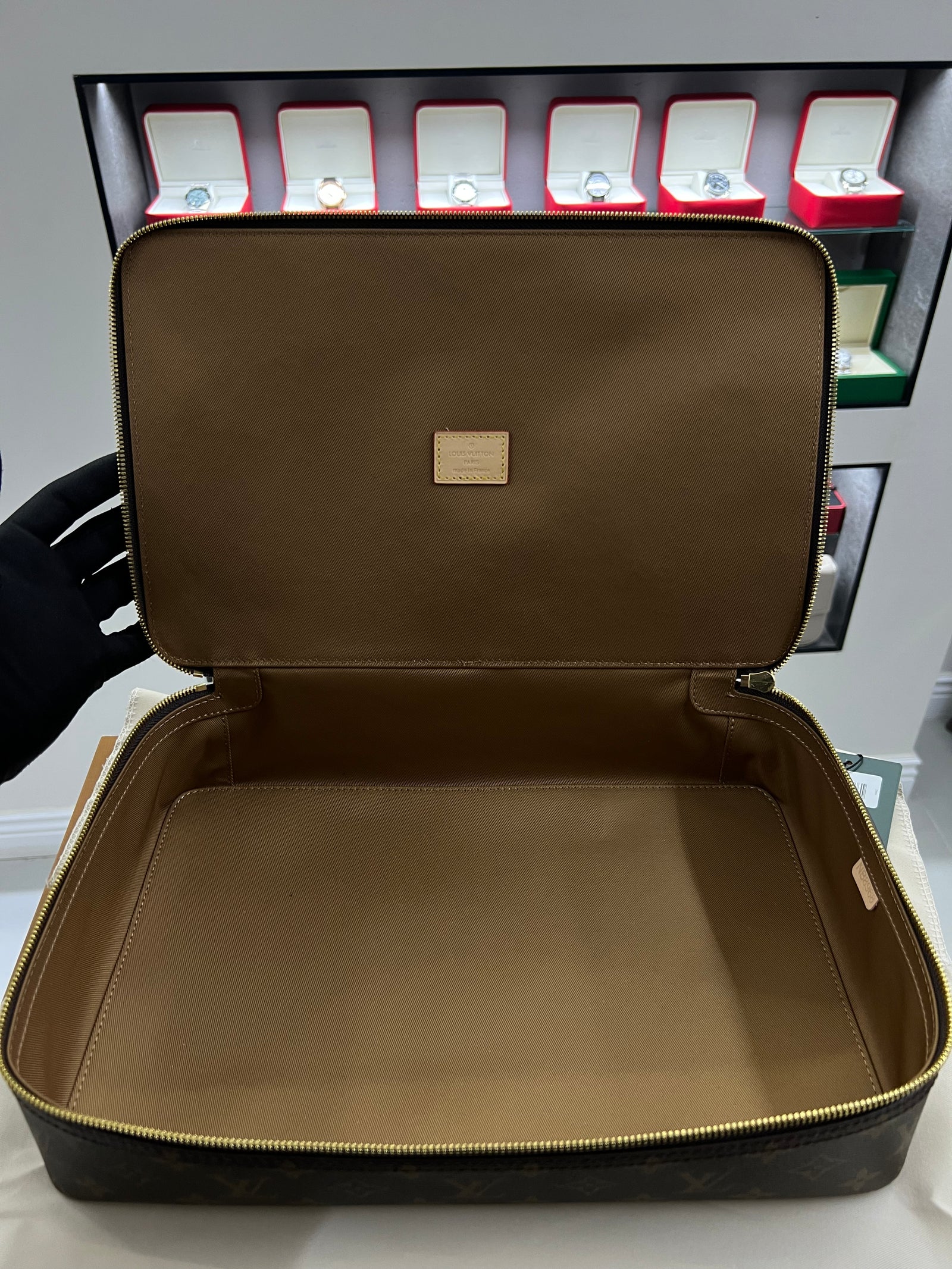 منظّم مونوجرام بسحّاب محيطي
Monogram Zip Organizer – Fits Laptop