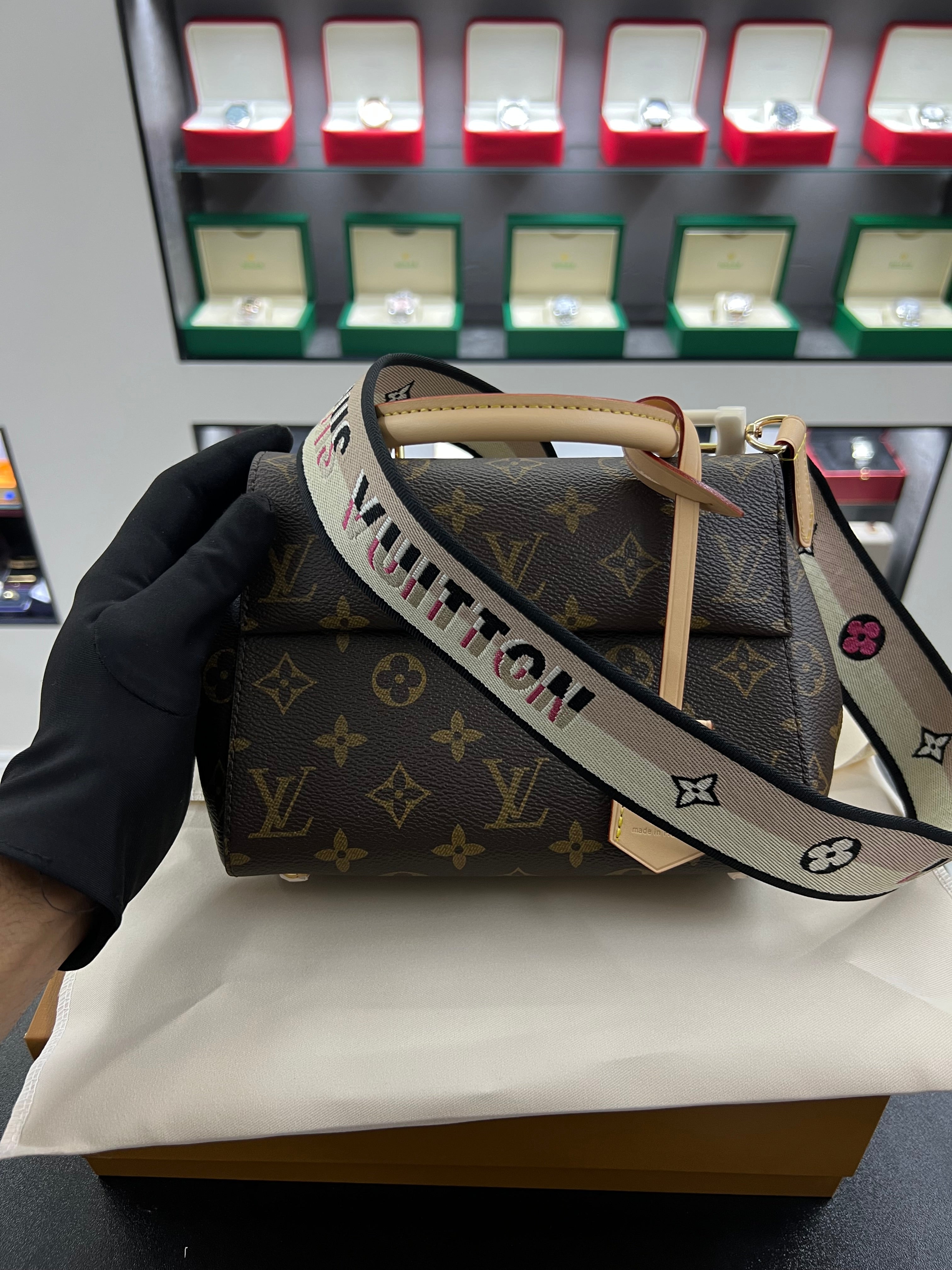 حقيبة كلوني BB – مونوجرام بمقبض علوي
Cluny BB – Monogram Top Handle