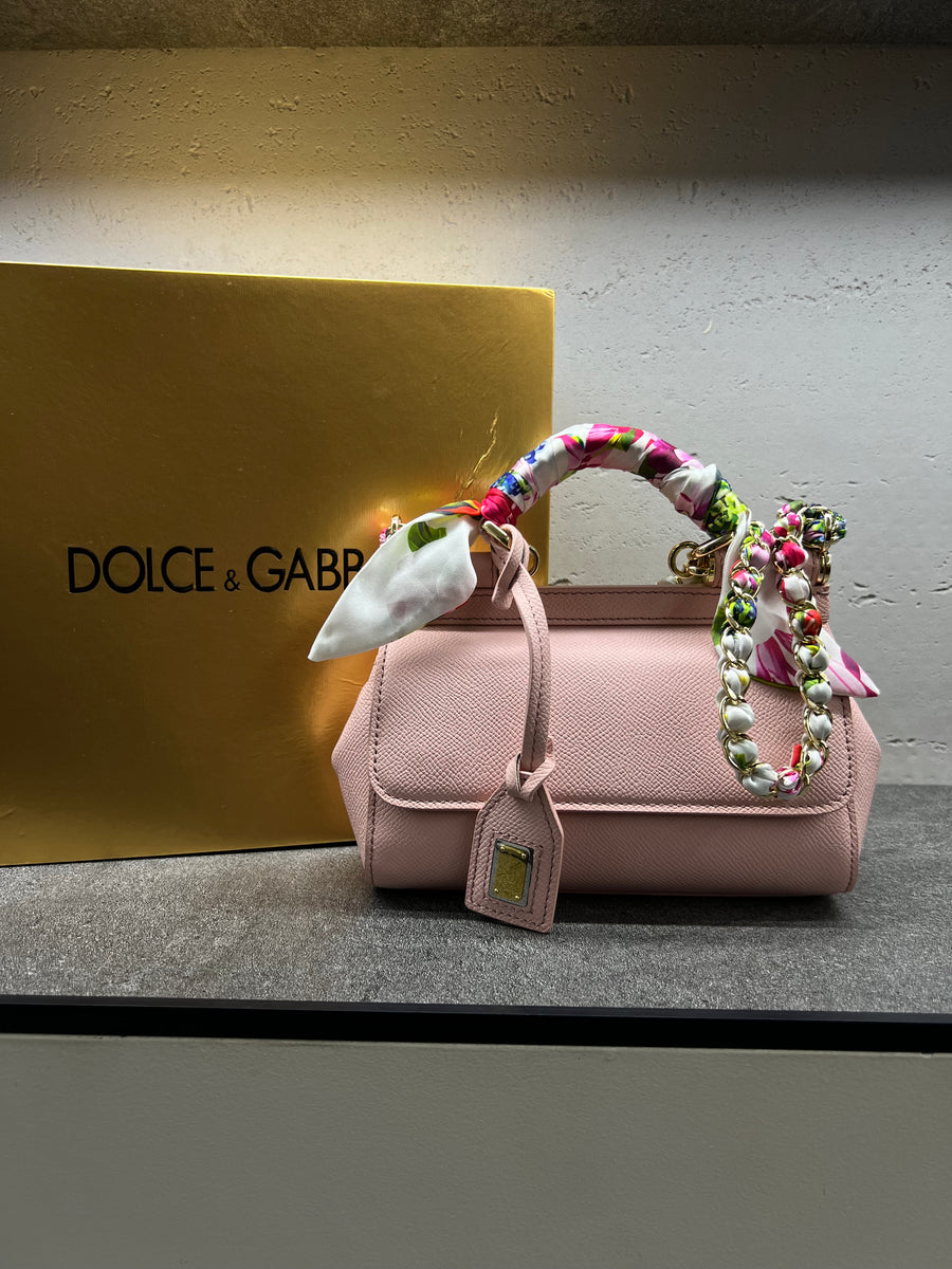 حقيبة سيسيلي الصغيرة بوشاح حرير – وردي
Sicily Bag Small Silk Scarf – Pink