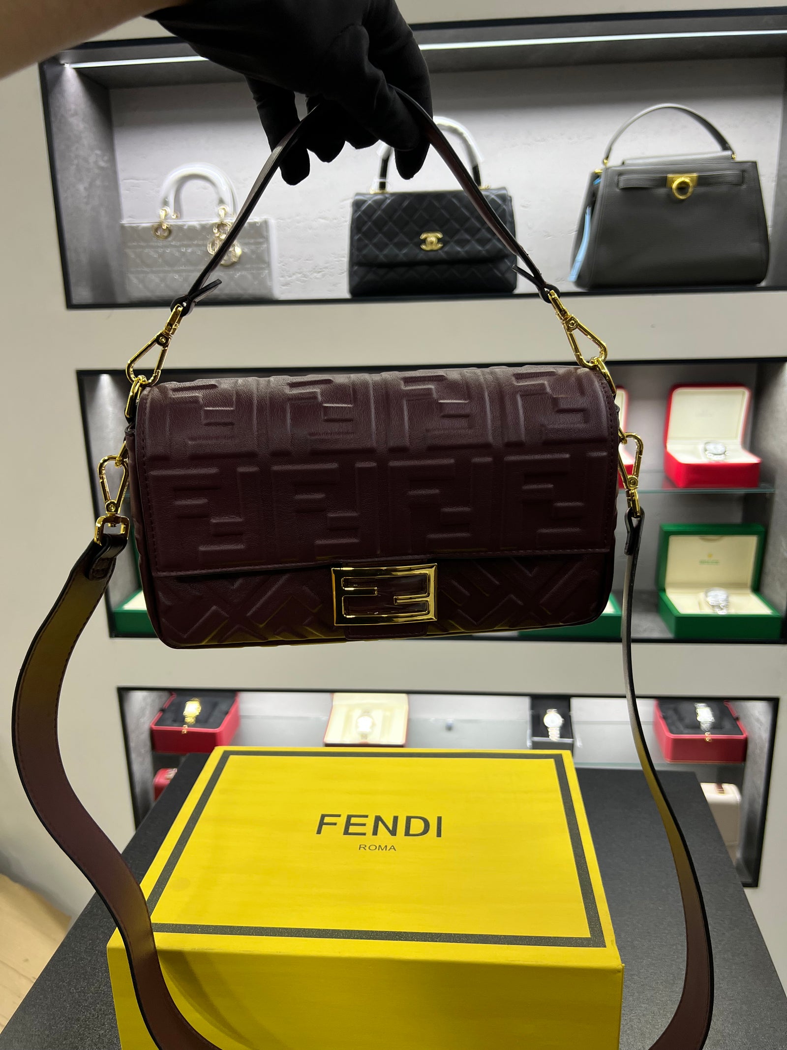 حقيبة باغيت برقندي بنقشة FF بارزة
Baguette Bag – Burgundy Embossed FF