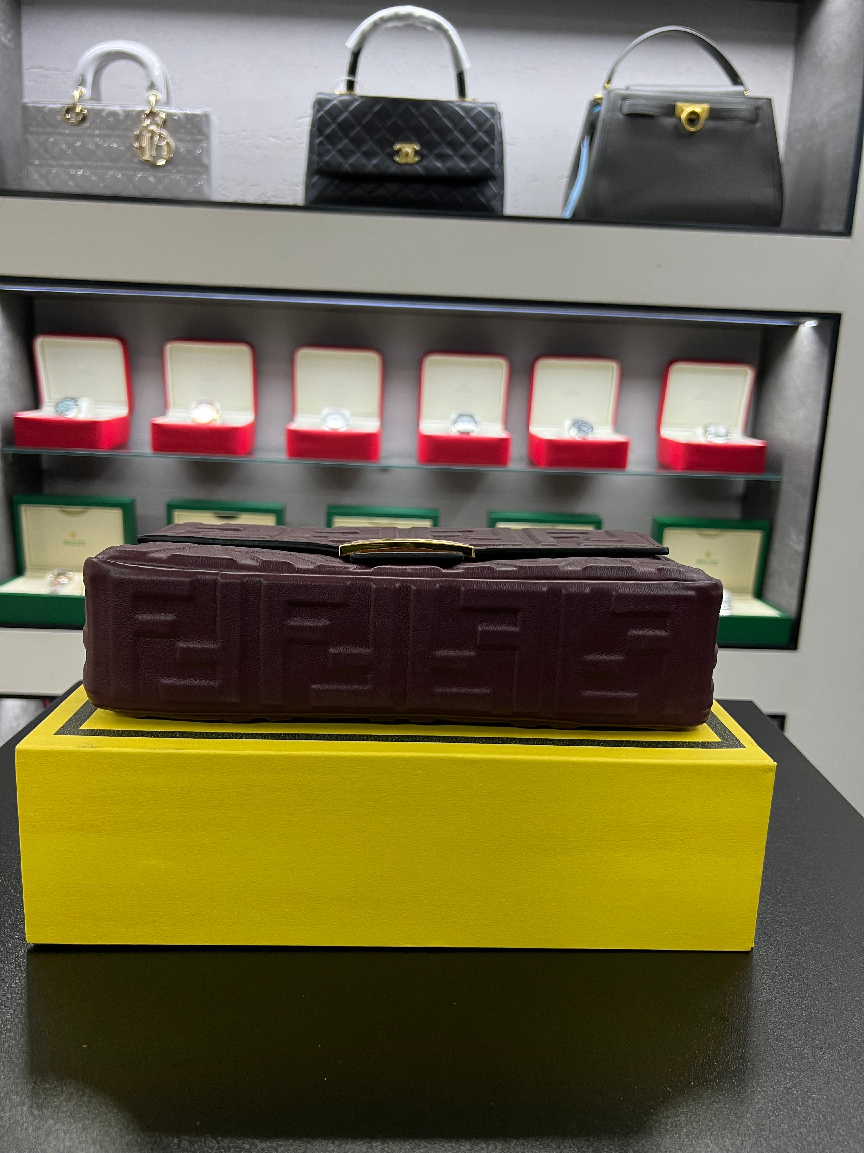 حقيبة باغيت برقندي بنقشة FF بارزة
Baguette Bag – Burgundy Embossed FF