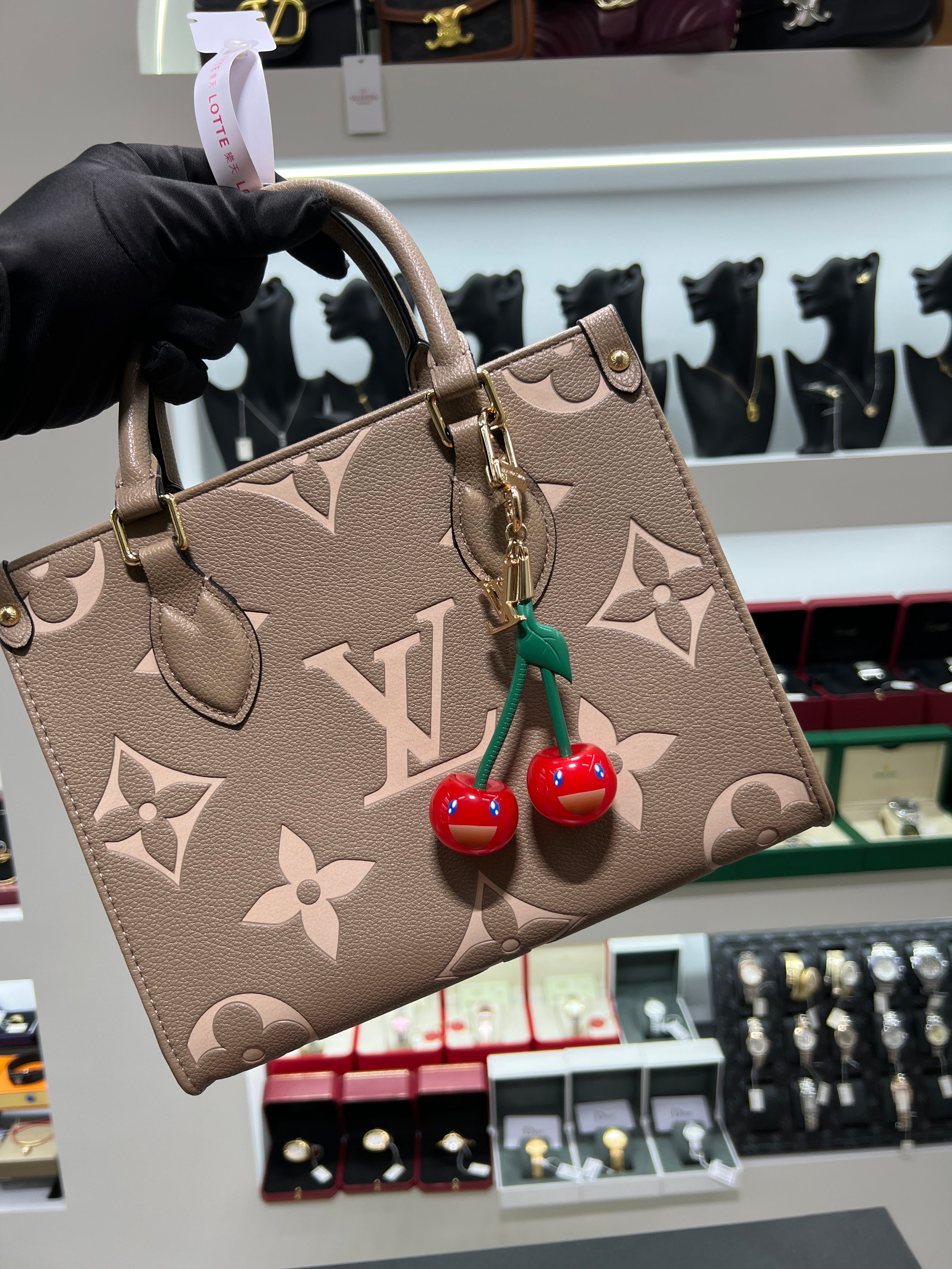 ميدالية LV x TM Cerise لتزيين الحقيبة
