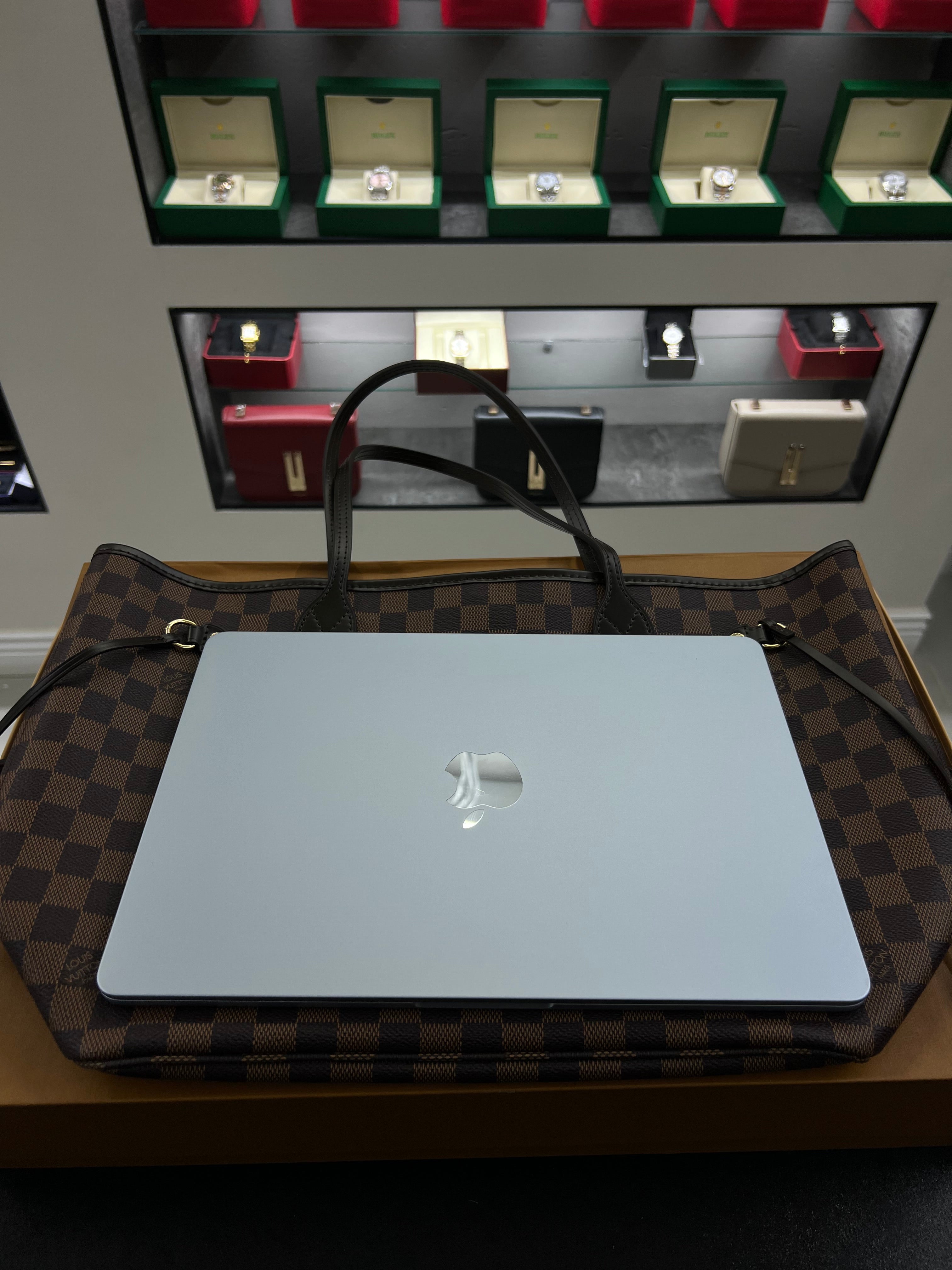 حقيبة نيفرفول تُوت – داميي إيبان
Neverfull Tote – Damier Ébène