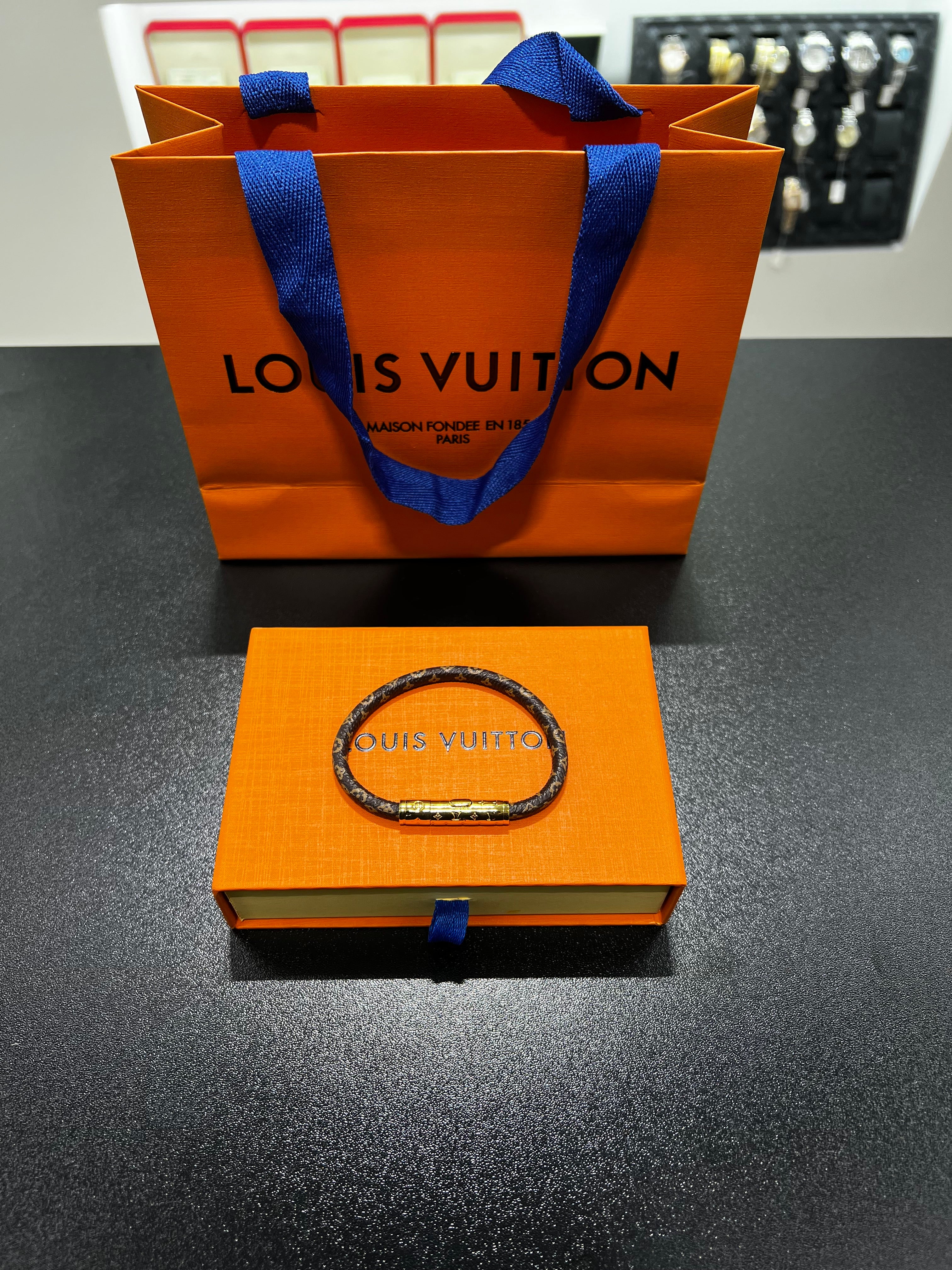 سوار جلد LV بني