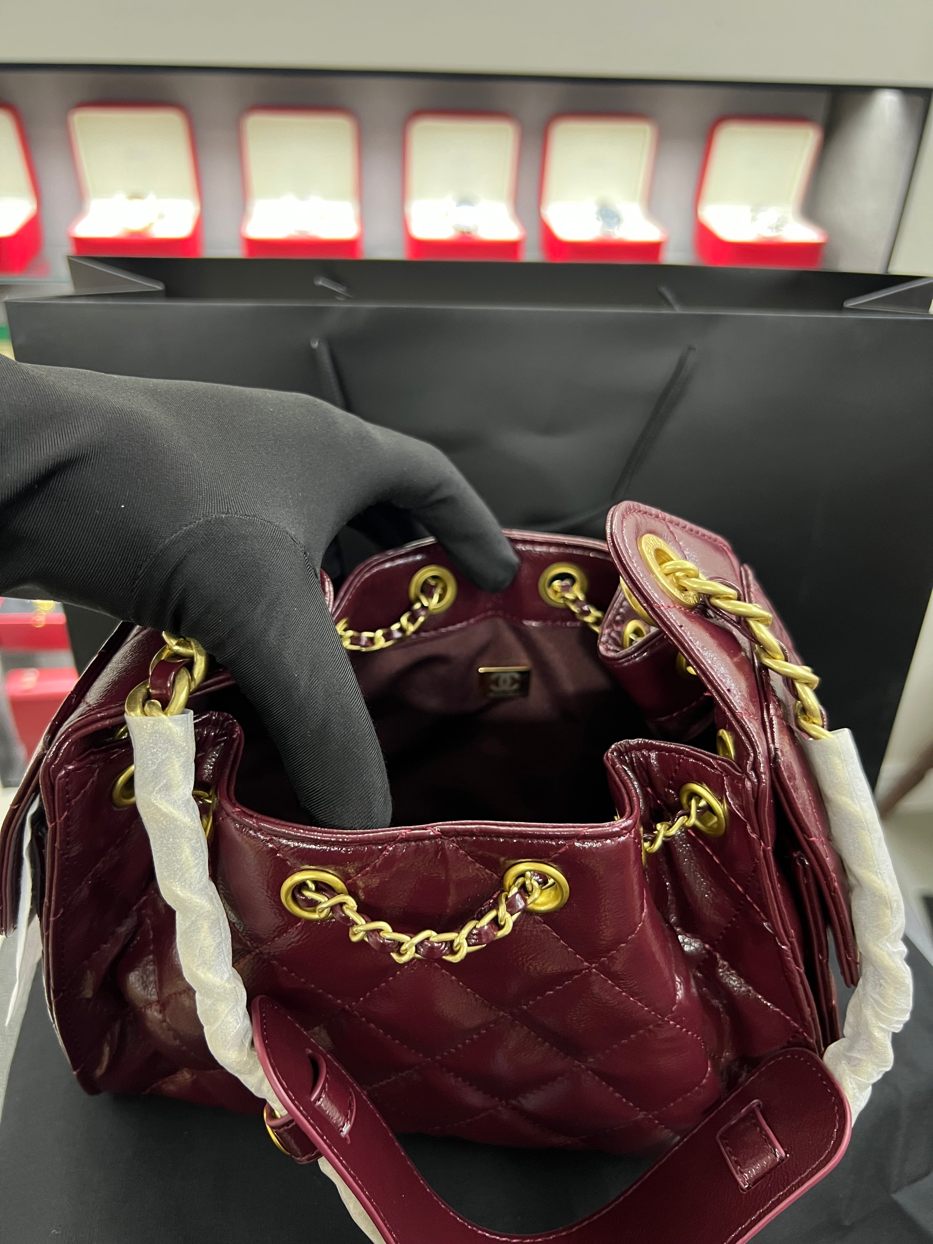 حقيبة هوبو 25 باكت – برقندي جلد لامع
Hobo 25 Bucket Bag – Burgundy Shiny Calfskin