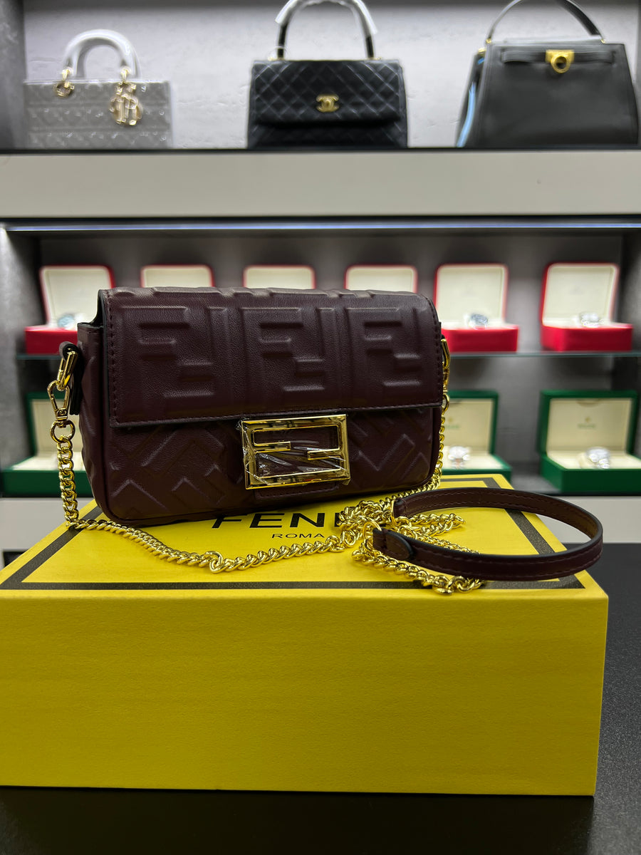 حقيبة باغيت برقندي الصغيره بنقشة FF بارزة
Baguette Bag – Burgundy Embossed FF