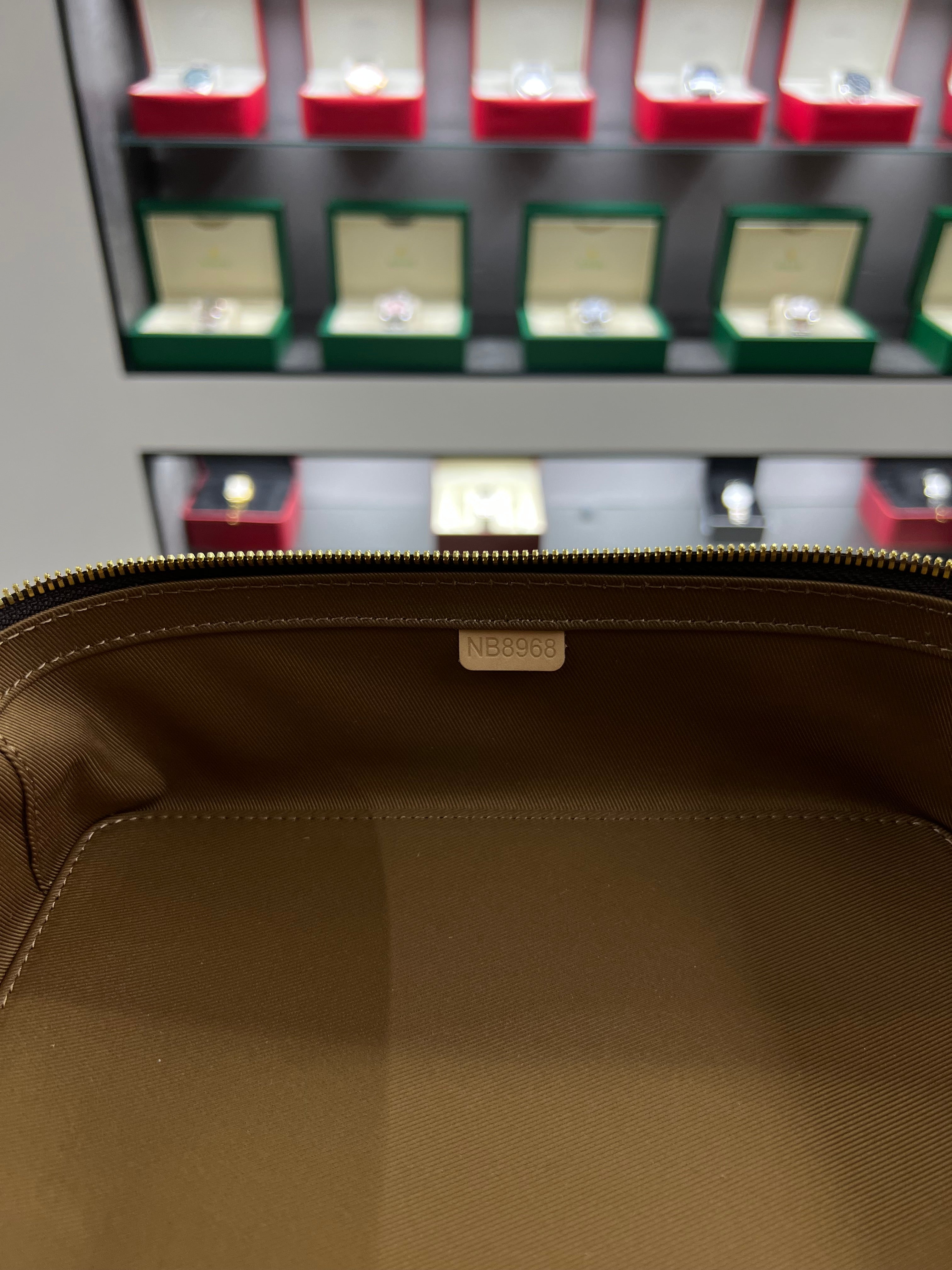 منظّم مونوجرام بسحّاب محيطي
Monogram Zip Organizer – Fits Laptop