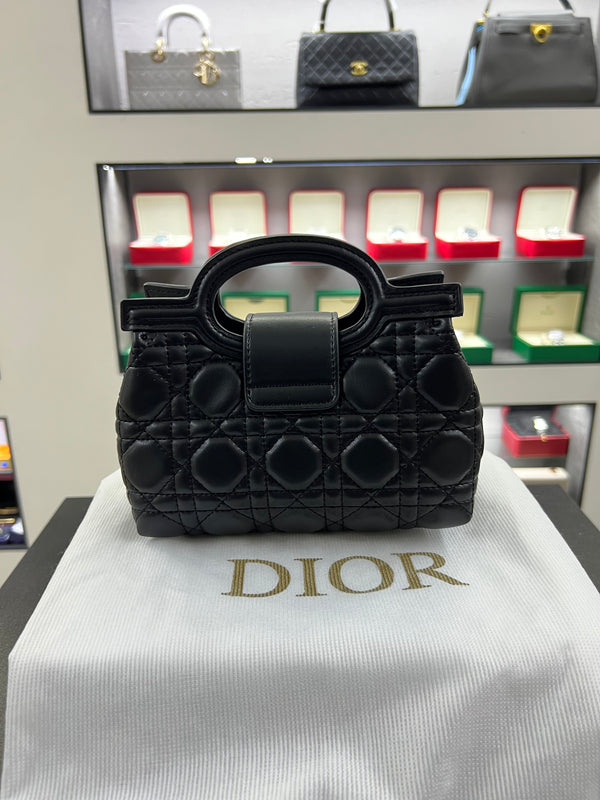حقيبة كارو ميني بمقبض دائري – أسود كاناج
Caro Mini Ring-Handle Bag – Black Cannage