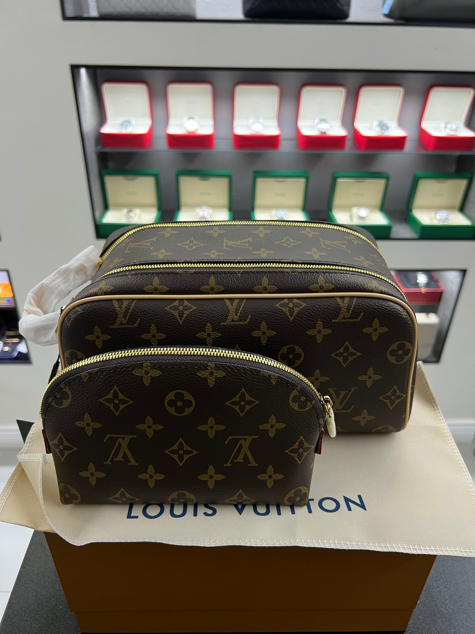 طقم حقيبتين مونوجرام (قطعتان)
Monogram Pouch Set (2 Pieces)