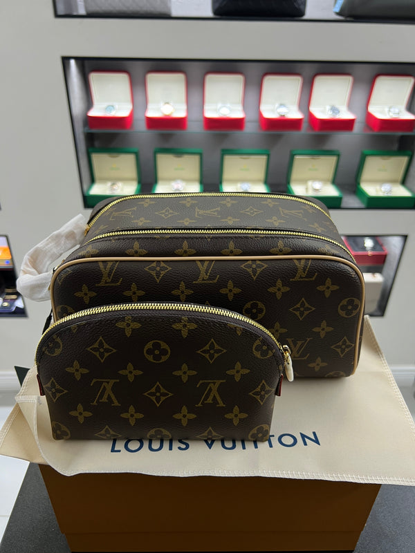 طقم حقيبتين مونوجرام (قطعتان)
Monogram Pouch Set (2 Pieces)