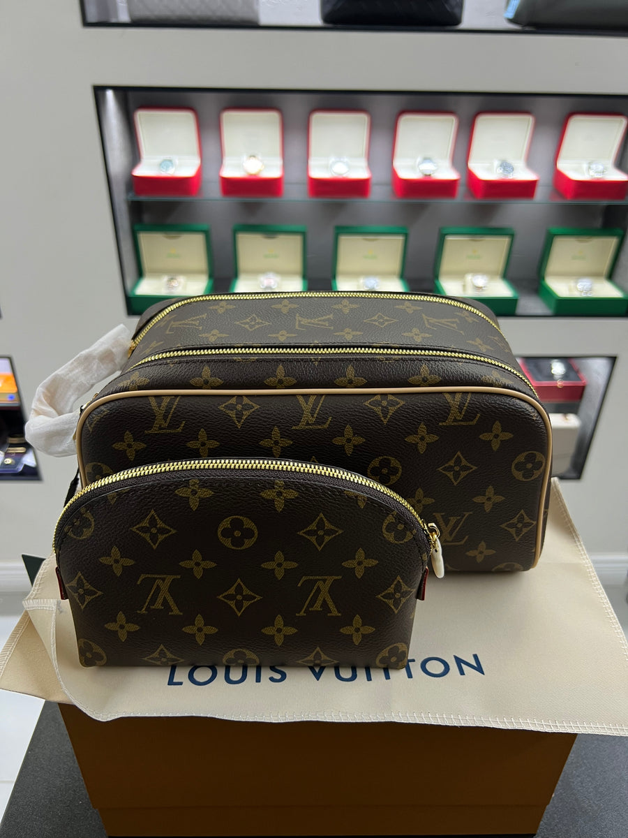 طقم حقيبتين مونوجرام (قطعتان)
Monogram Pouch Set (2 Pieces)