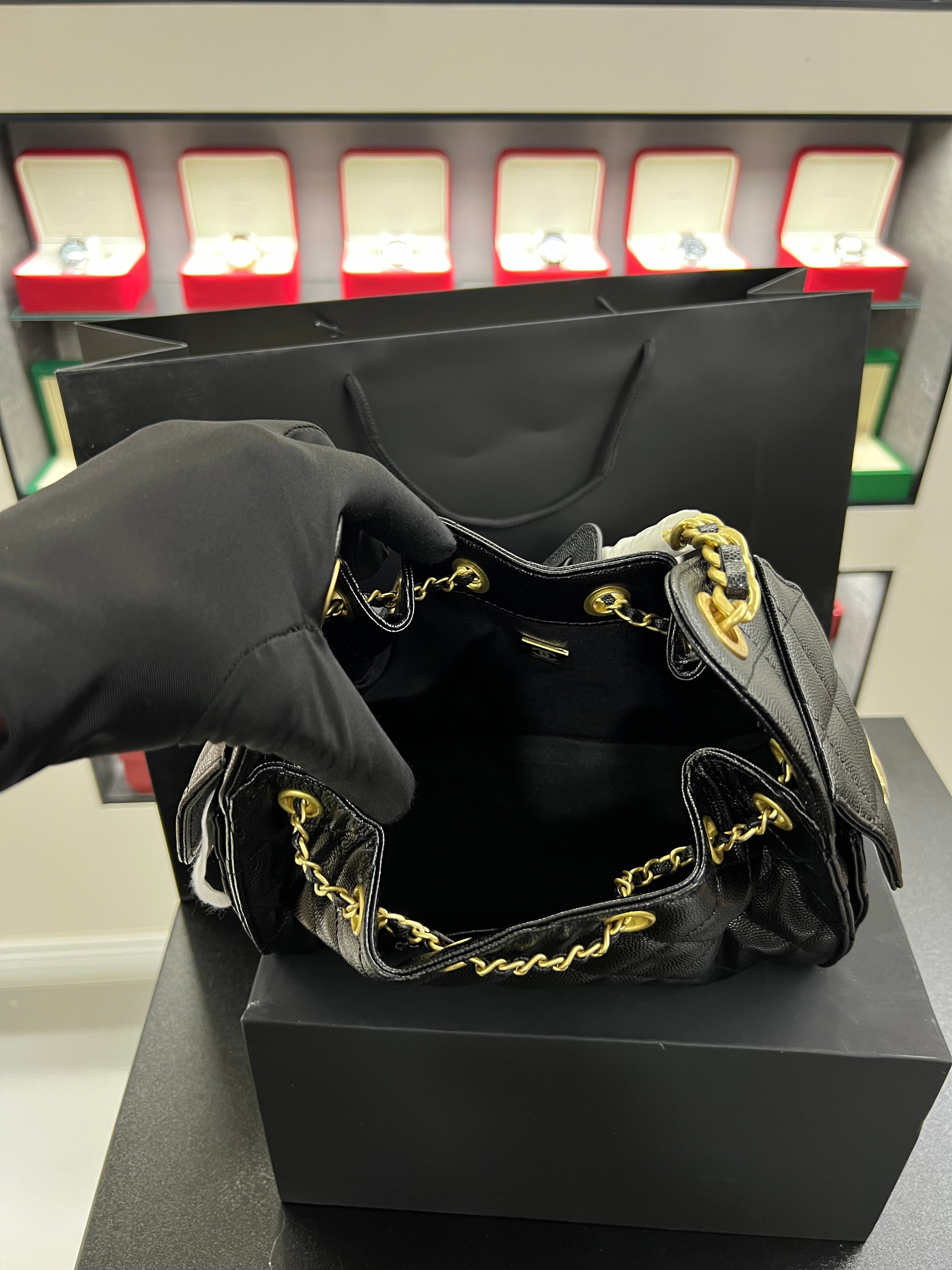 حقيبة هوبو 25 باكت – أسود كافيار
Hobo 25 Bucket Bag – Black Caviar